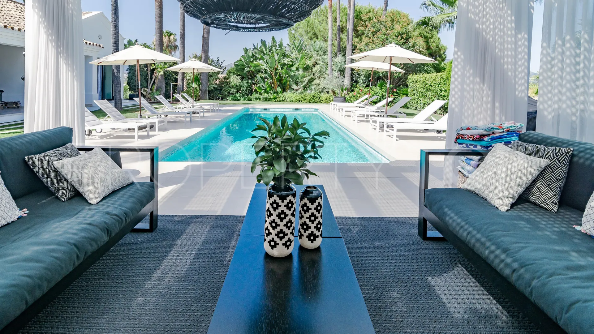 Villa for sale in Nueva Andalucia