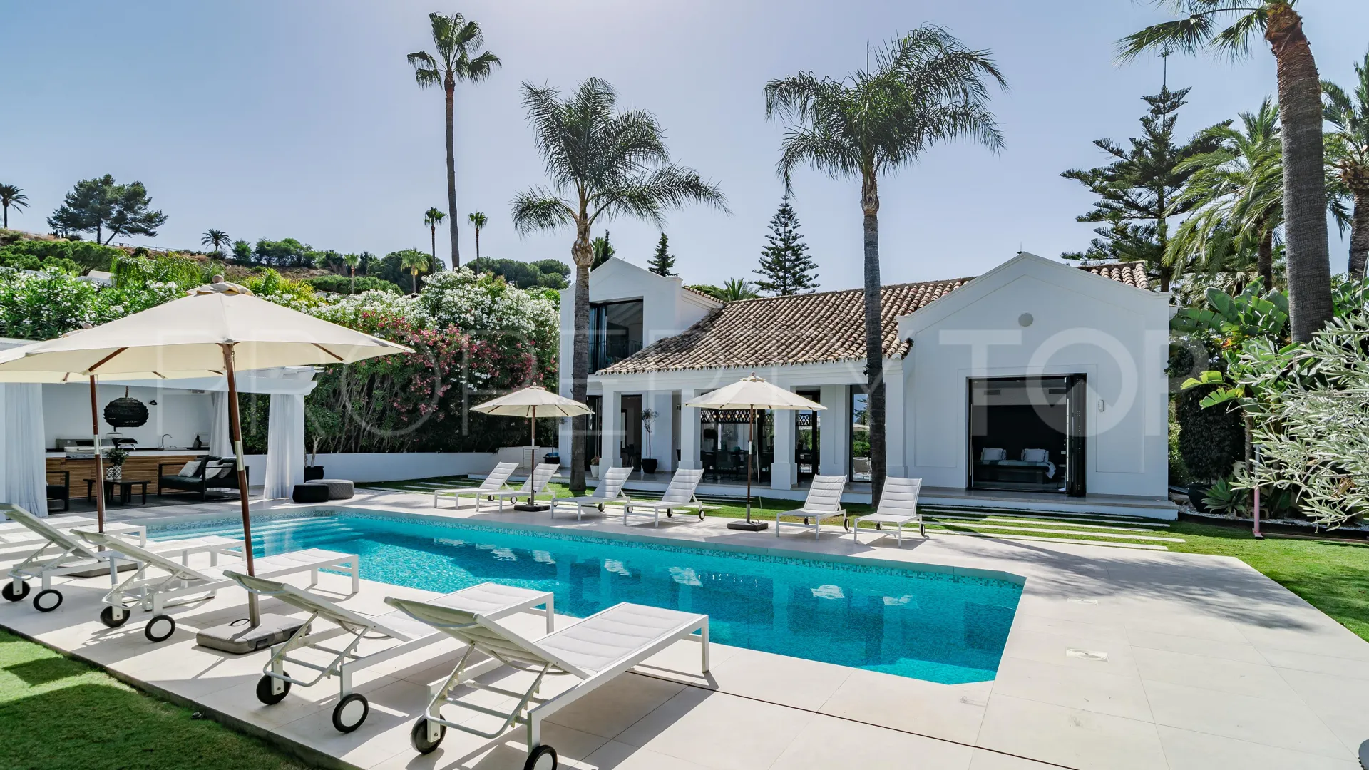 Villa for sale in Nueva Andalucia