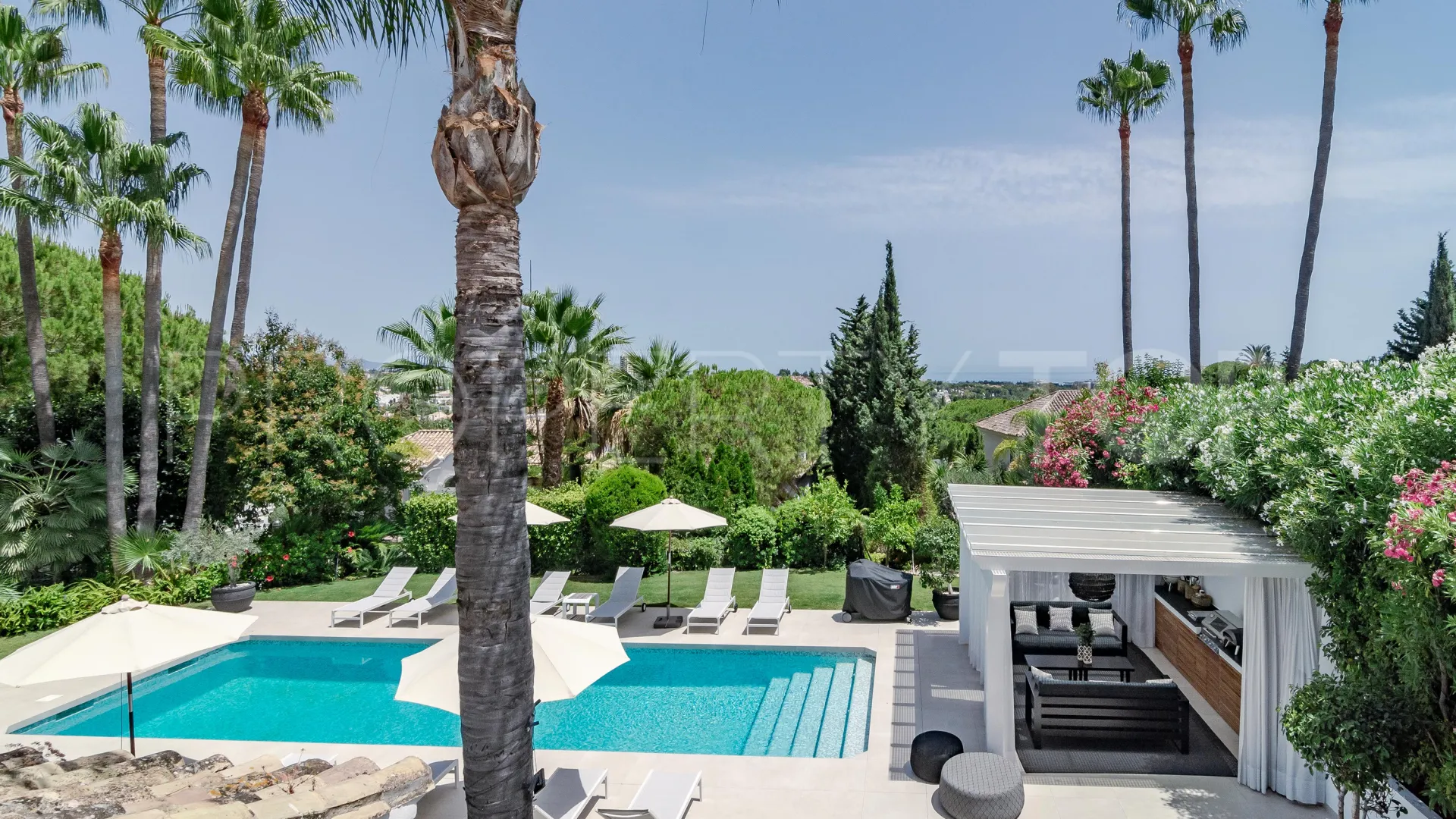 Villa for sale in Nueva Andalucia