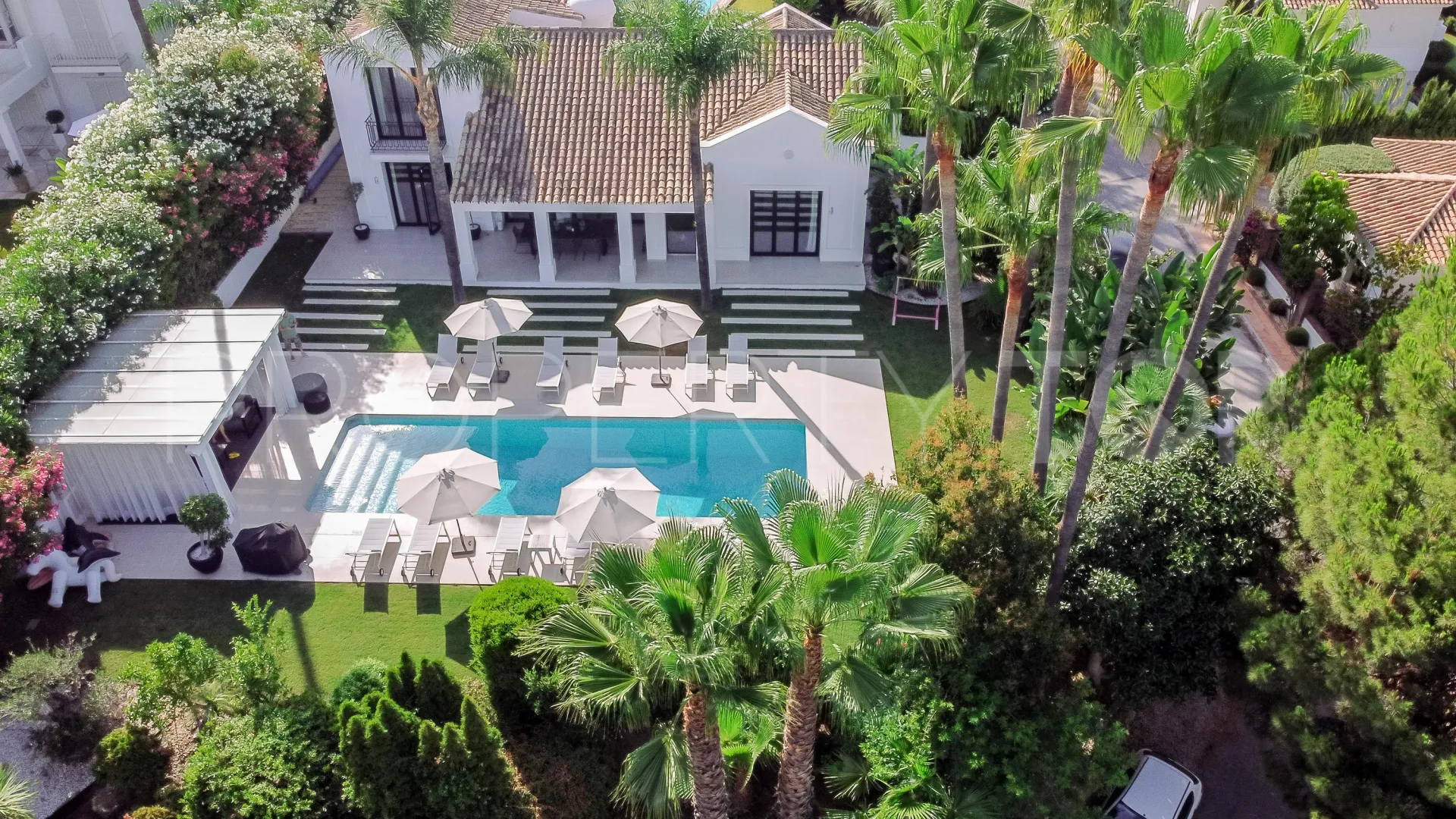 Villa for sale in Nueva Andalucia