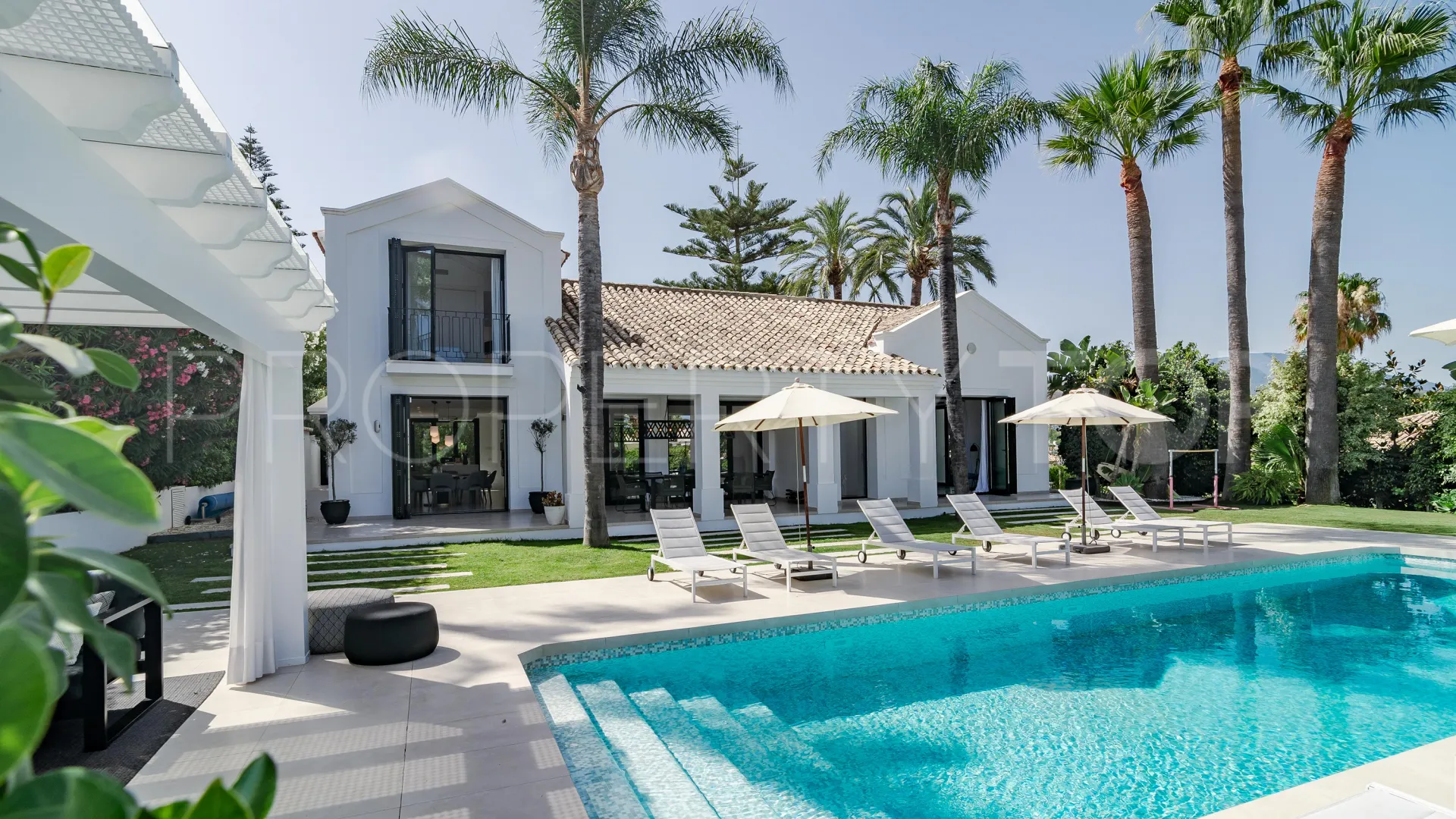 Villa for sale in Nueva Andalucia