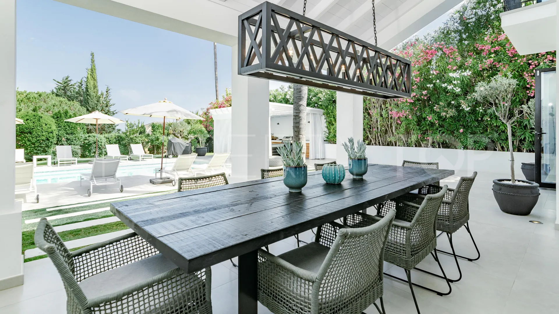 Villa for sale in Nueva Andalucia