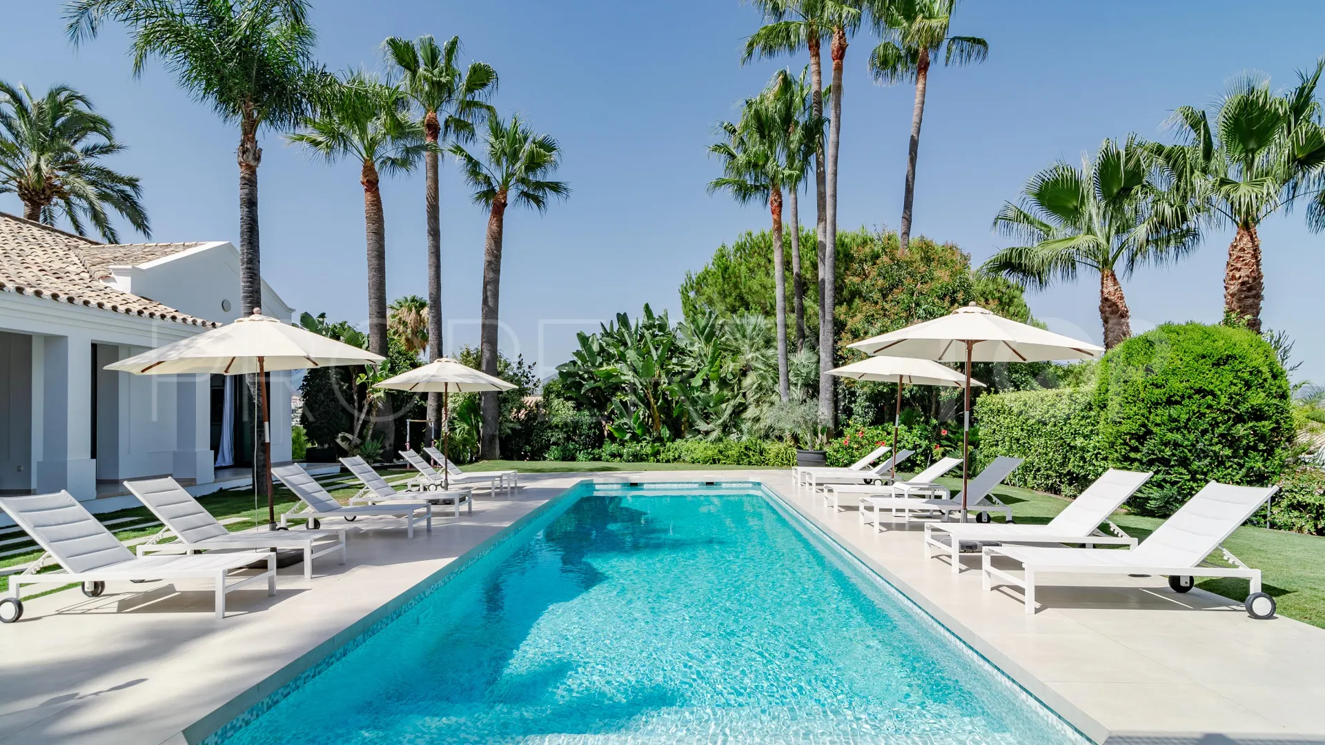 Villa for sale in Nueva Andalucia