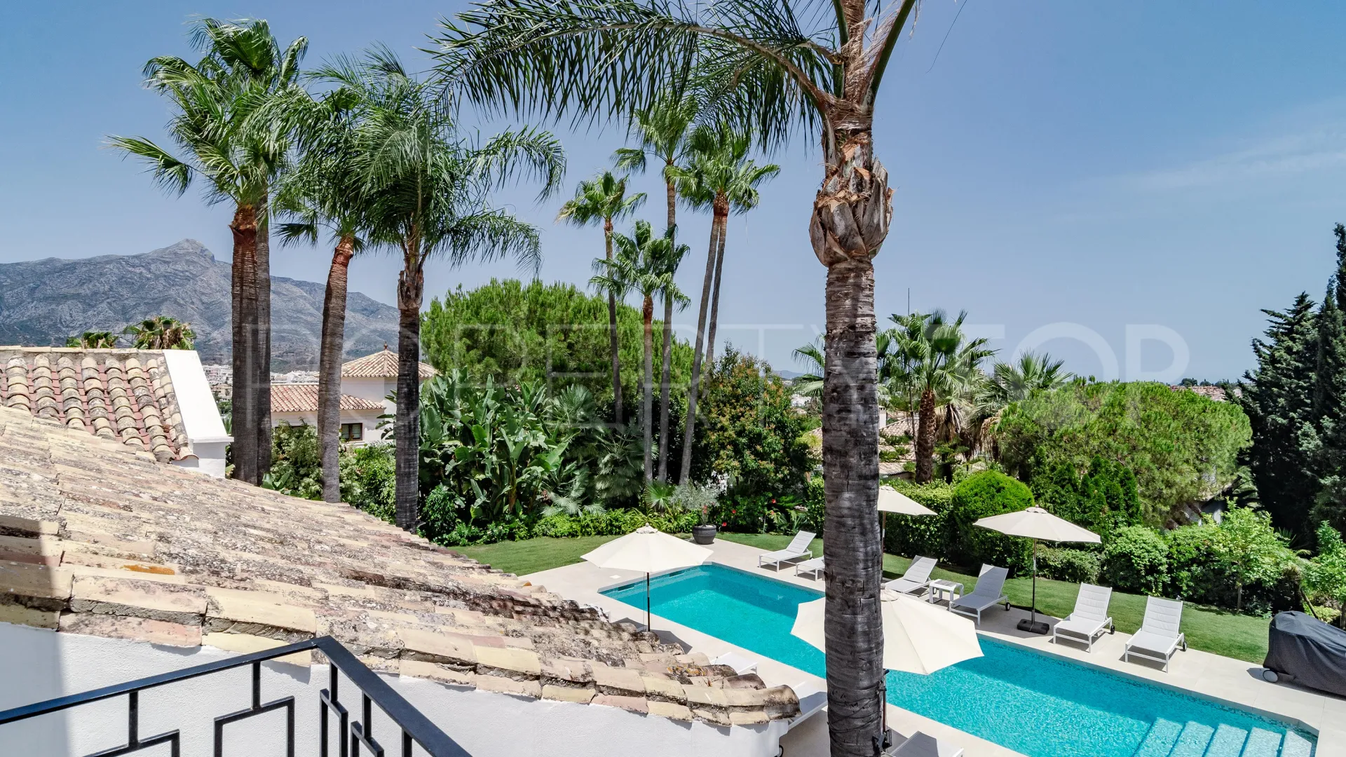 Villa for sale in Nueva Andalucia