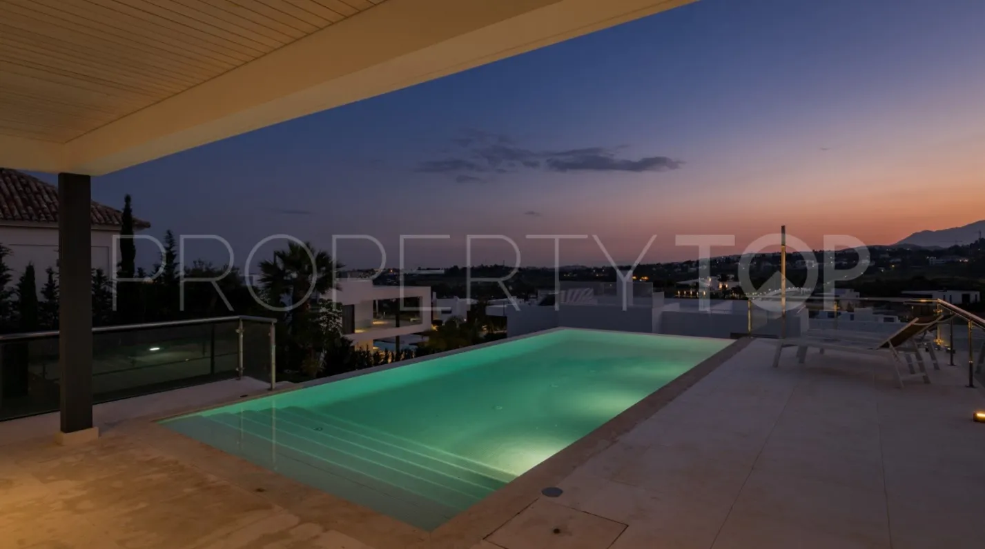 Villa for sale in Nueva Andalucia