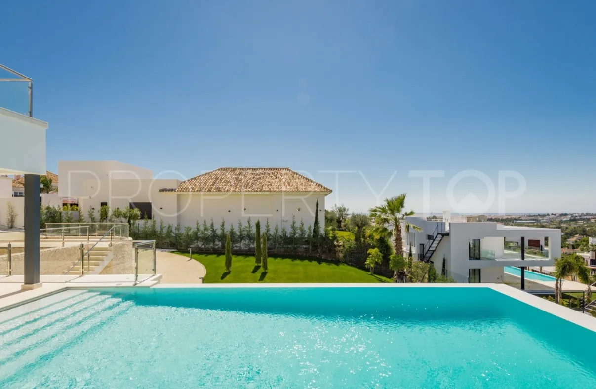 Villa for sale in Nueva Andalucia