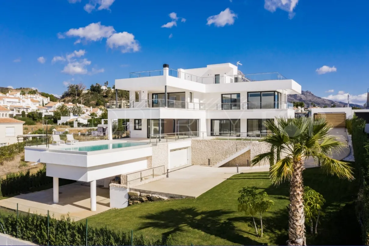 Villa for sale in Nueva Andalucia