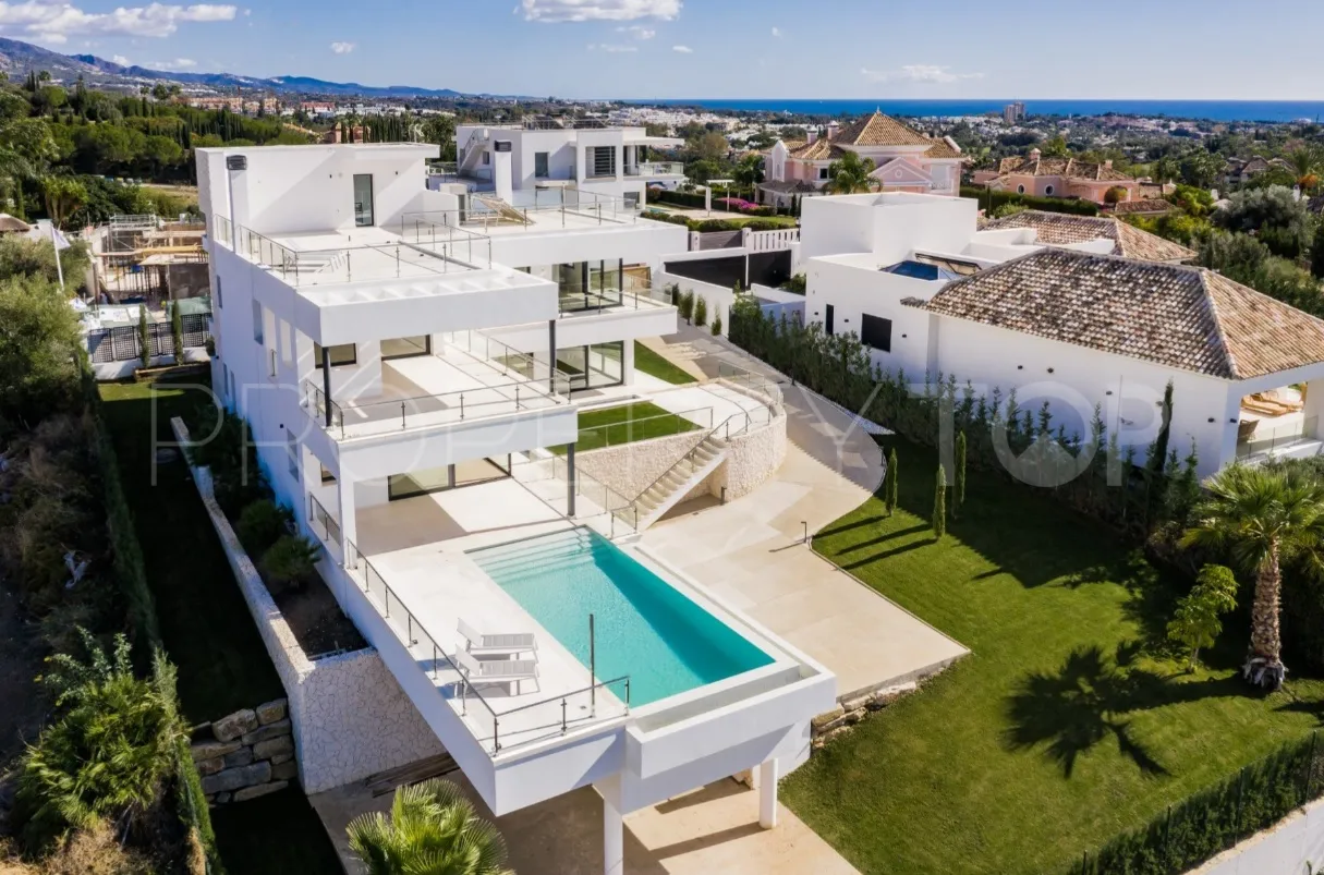 Villa for sale in Nueva Andalucia