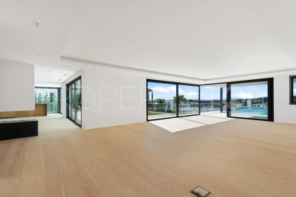 Villa for sale in Nueva Andalucia