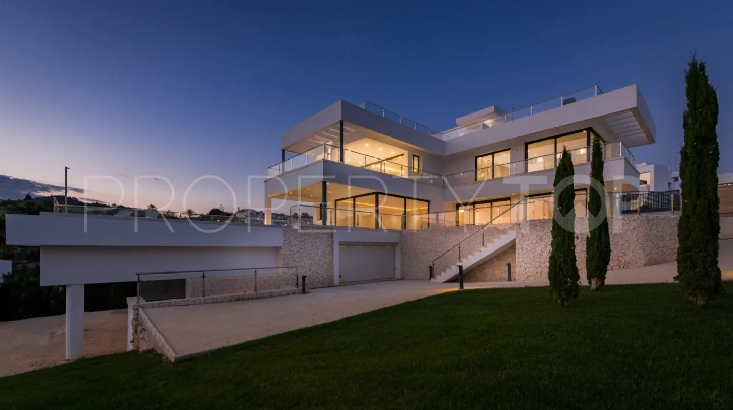 Villa for sale in Nueva Andalucia