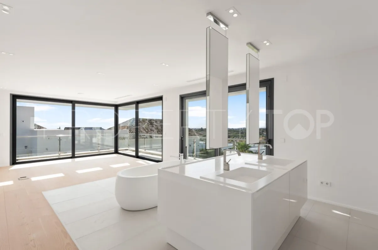 Villa for sale in Nueva Andalucia