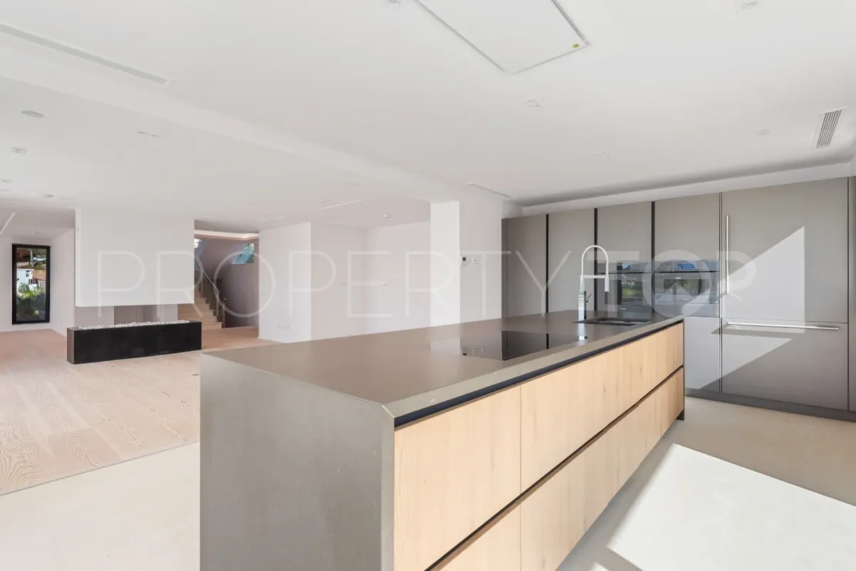 Villa for sale in Nueva Andalucia