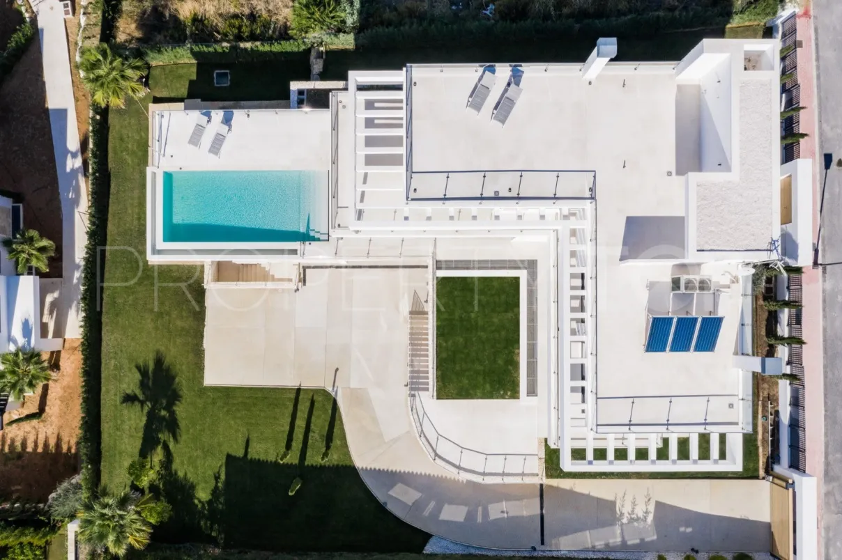 Villa for sale in Nueva Andalucia