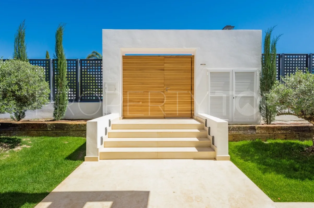Villa for sale in Nueva Andalucia