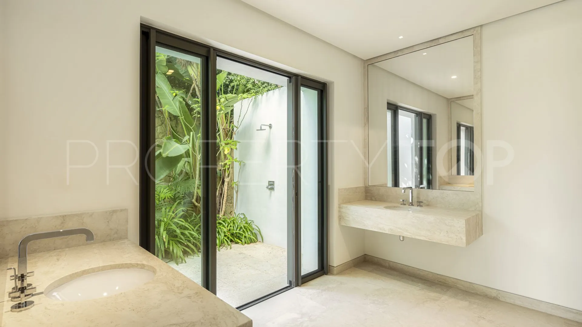 Villa for sale in Casares Golf