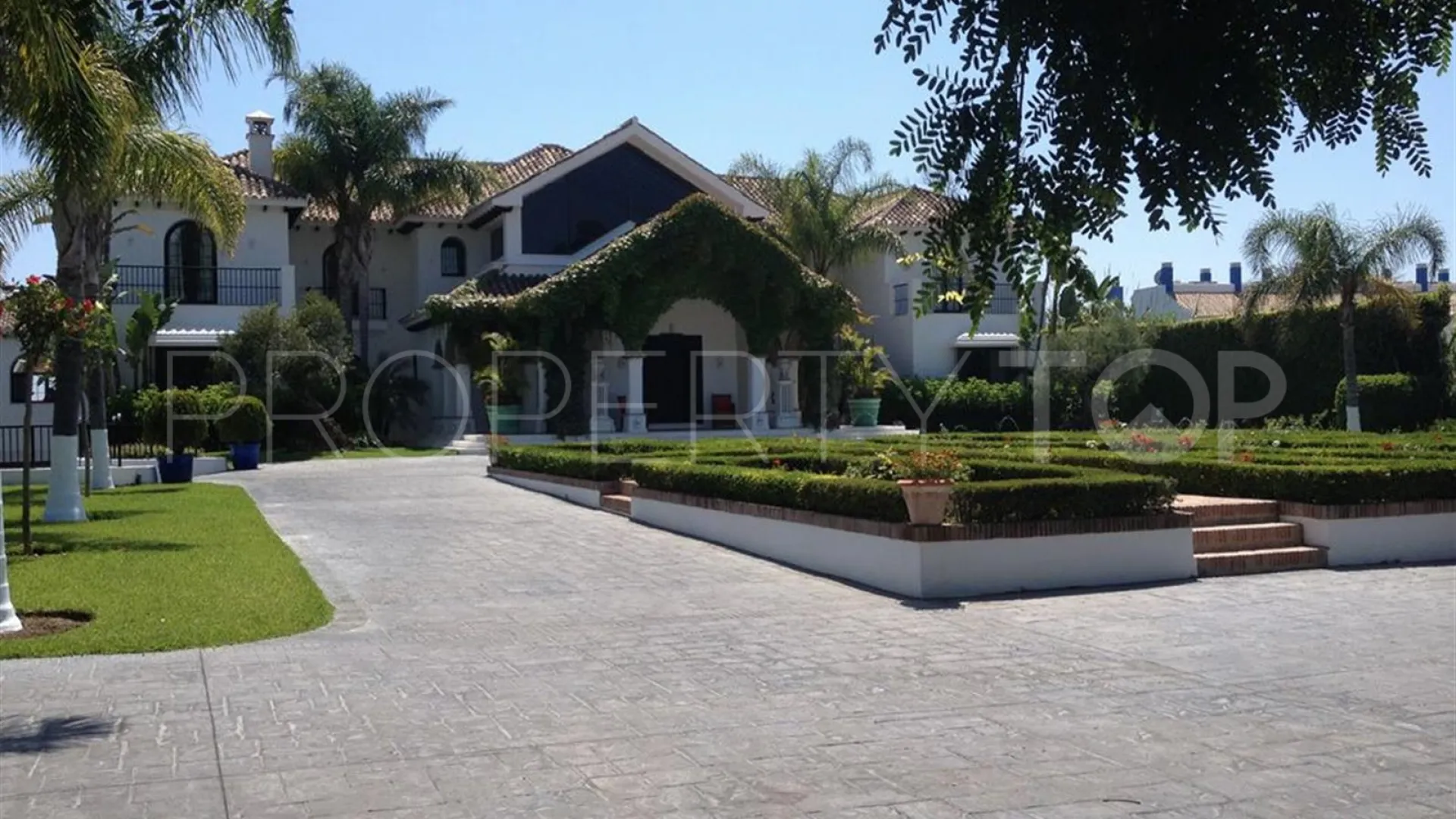 Se vende villa en El Paraiso con 8 dormitorios