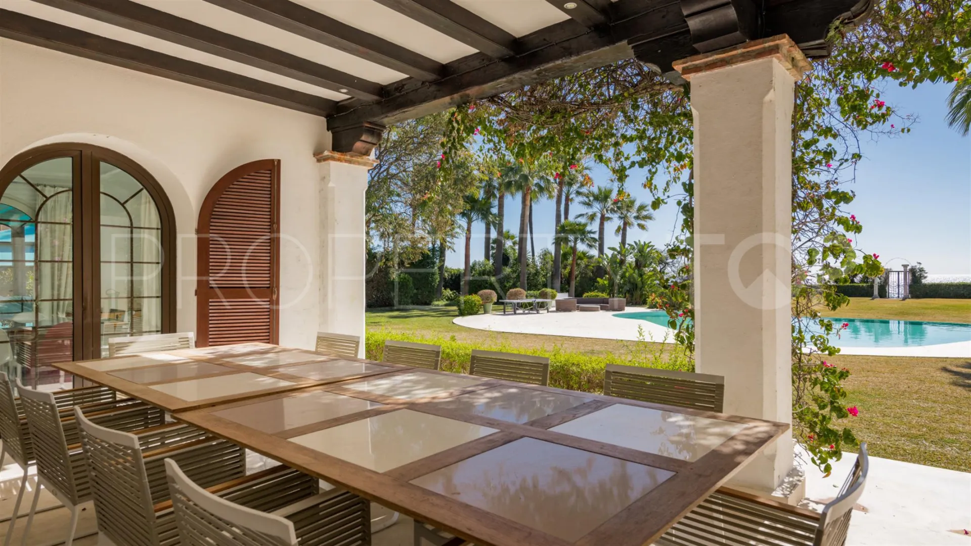 Se vende villa en El Paraiso con 8 dormitorios