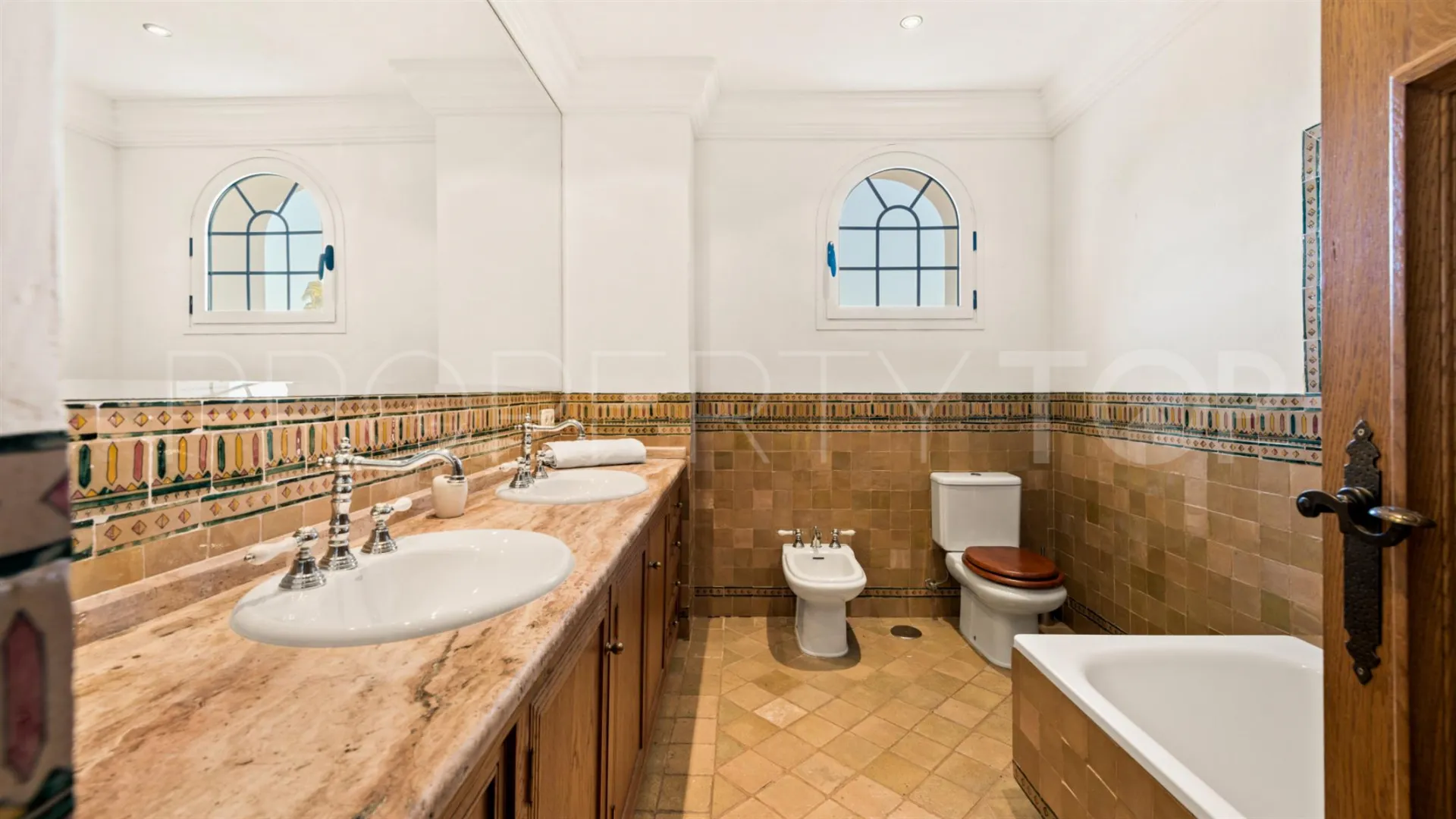 Se vende villa en El Paraiso con 8 dormitorios