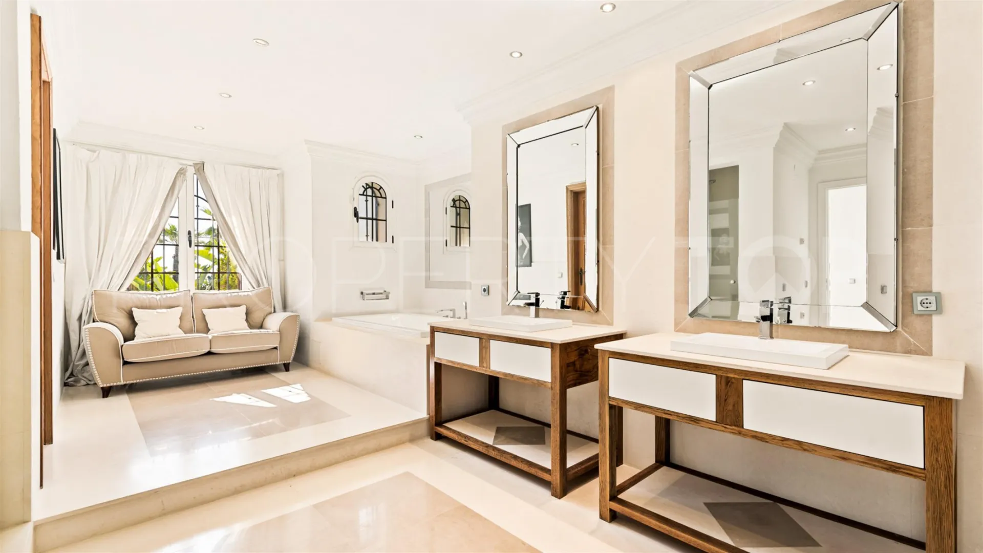 Se vende villa en El Paraiso con 8 dormitorios