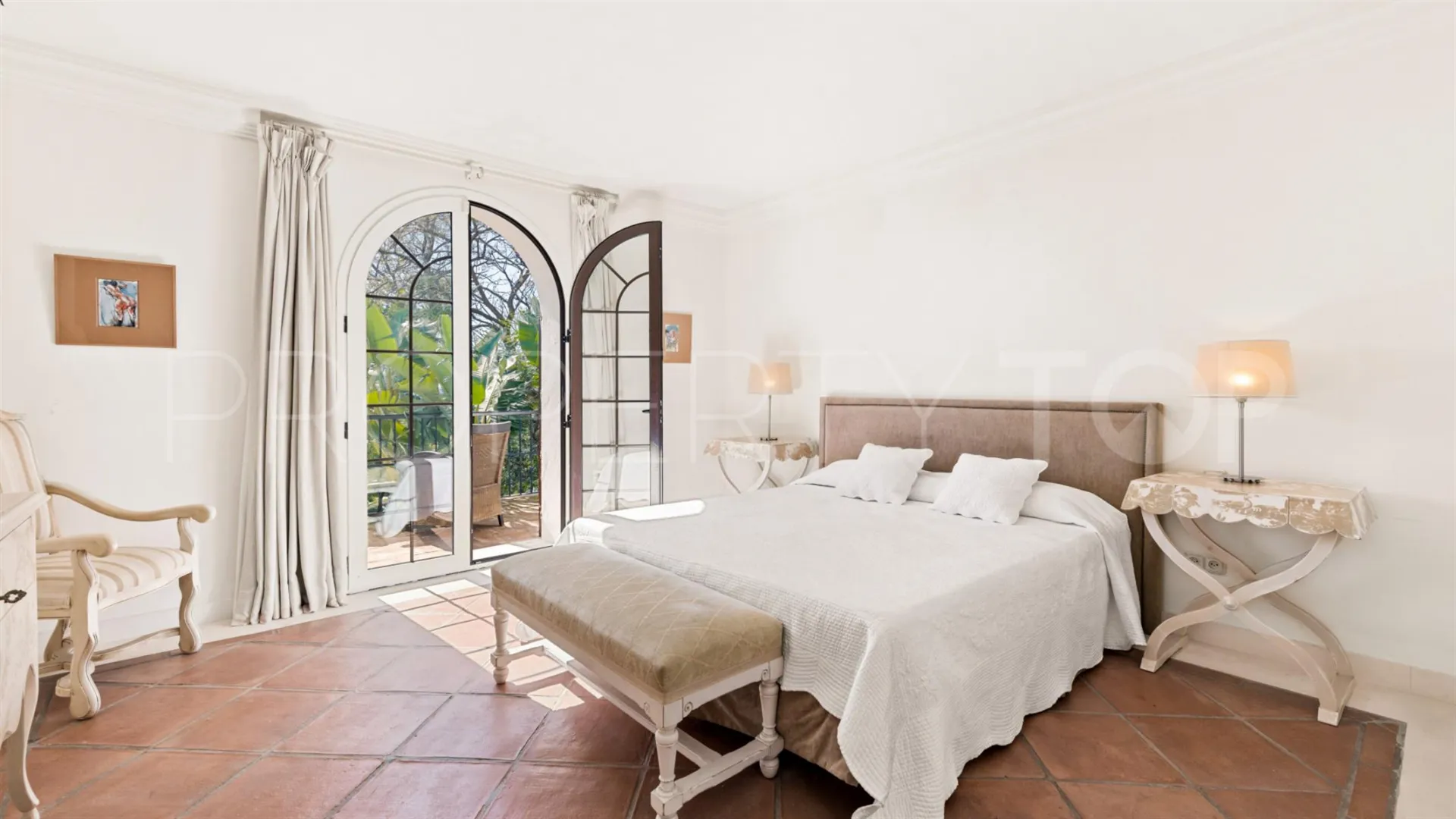 Se vende villa en El Paraiso con 8 dormitorios
