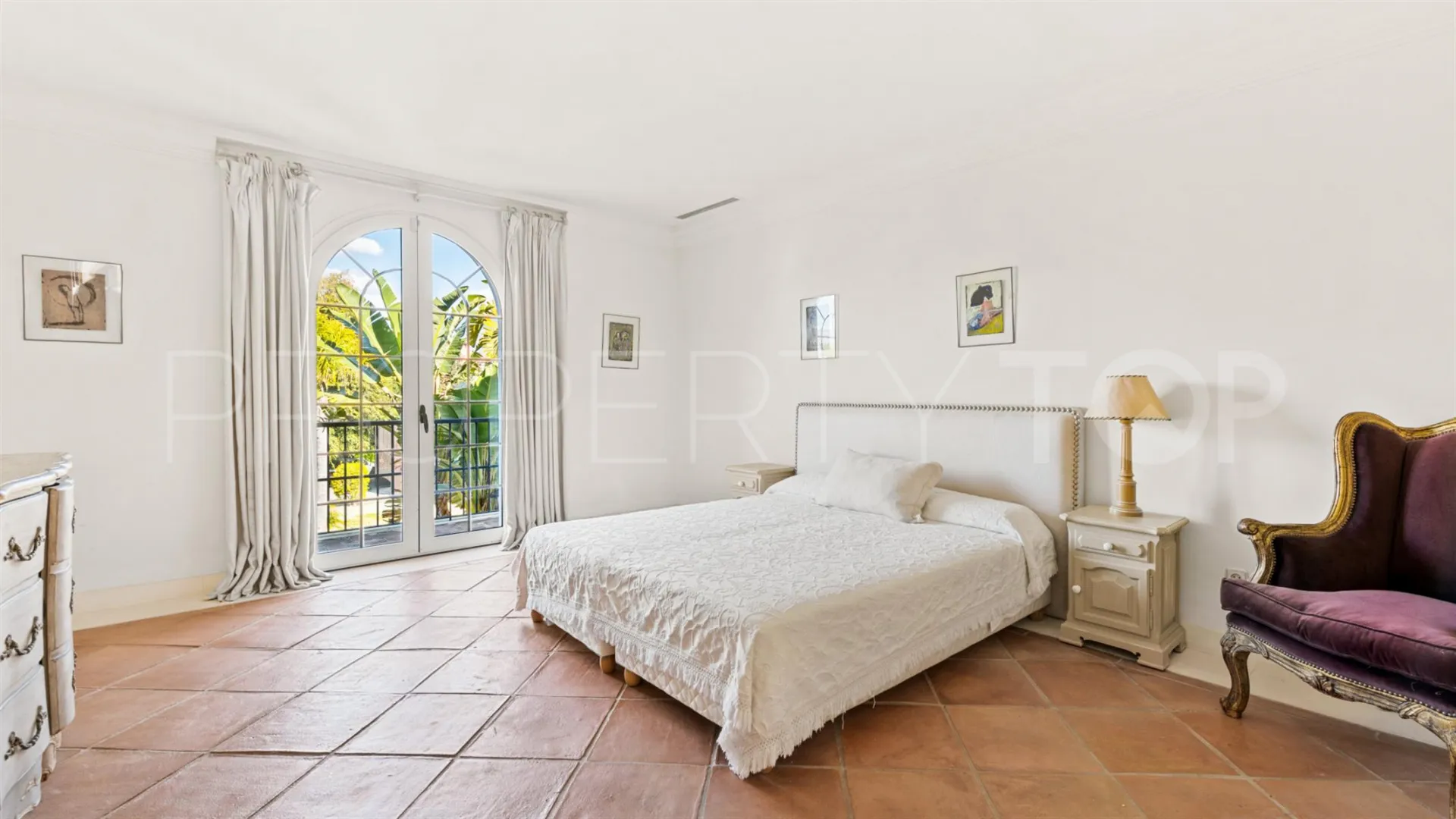 Se vende villa en El Paraiso con 8 dormitorios