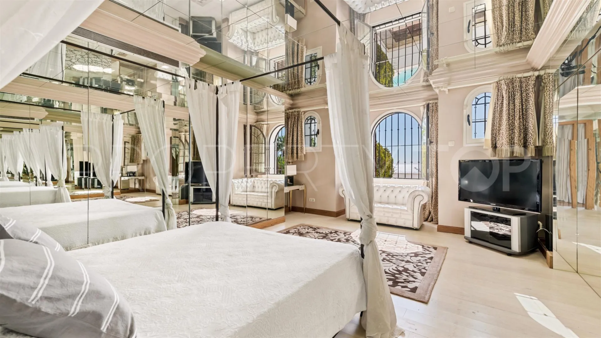 Se vende villa en El Paraiso con 8 dormitorios
