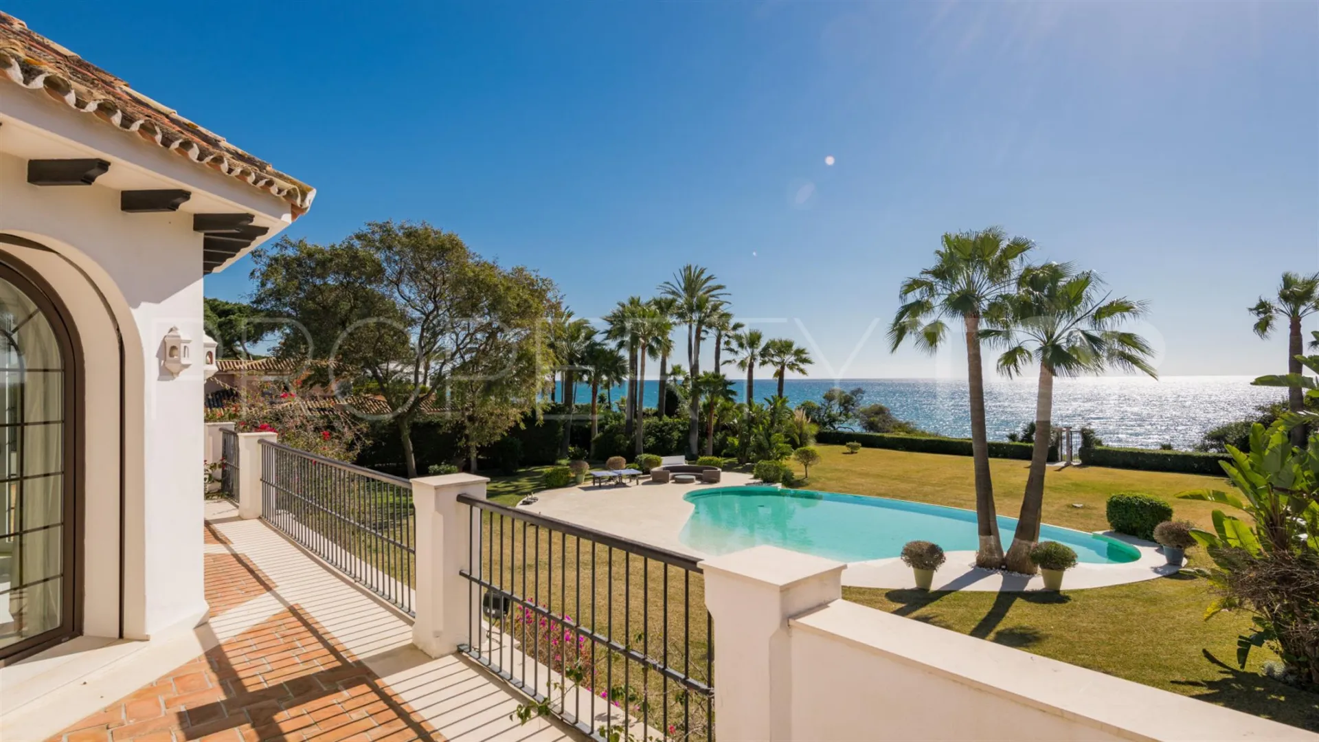Se vende villa en El Paraiso con 8 dormitorios