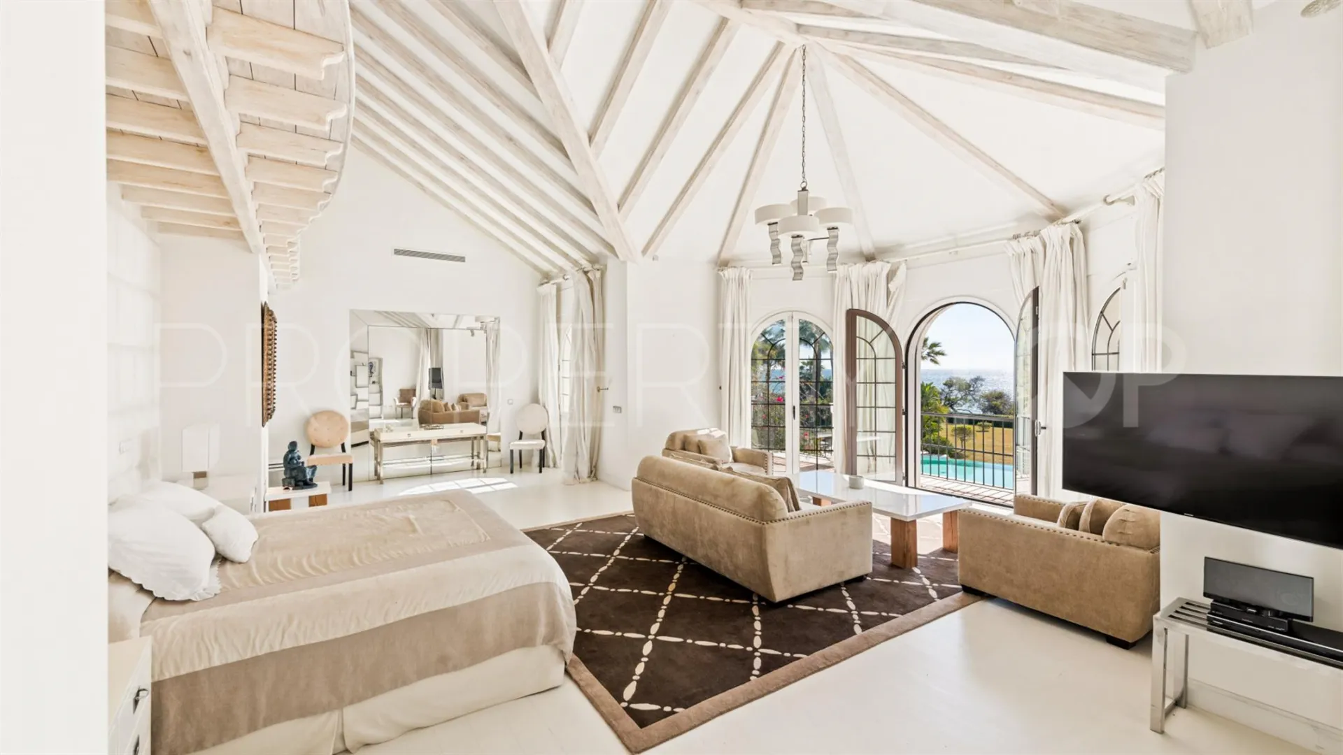 Se vende villa en El Paraiso con 8 dormitorios
