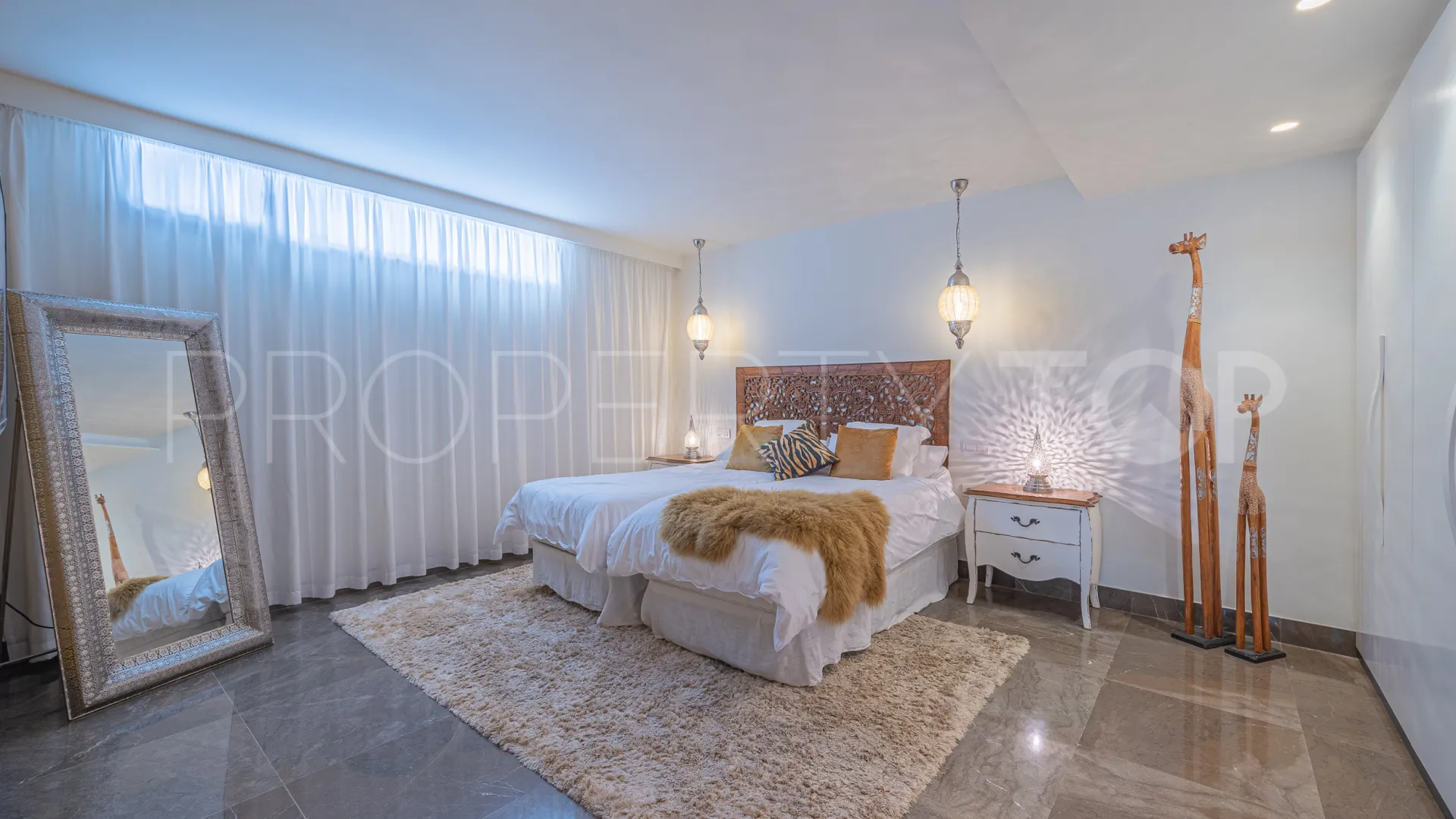 For sale villa with 4 bedrooms in Marbella Montaña