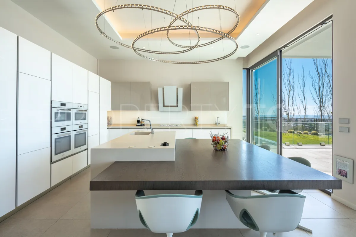 Comprar villa de 7 dormitorios en Benahavis