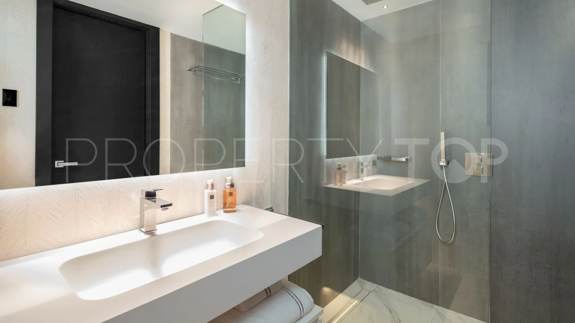 Ático en venta con 3 dormitorios en Marbella - Puerto Banus