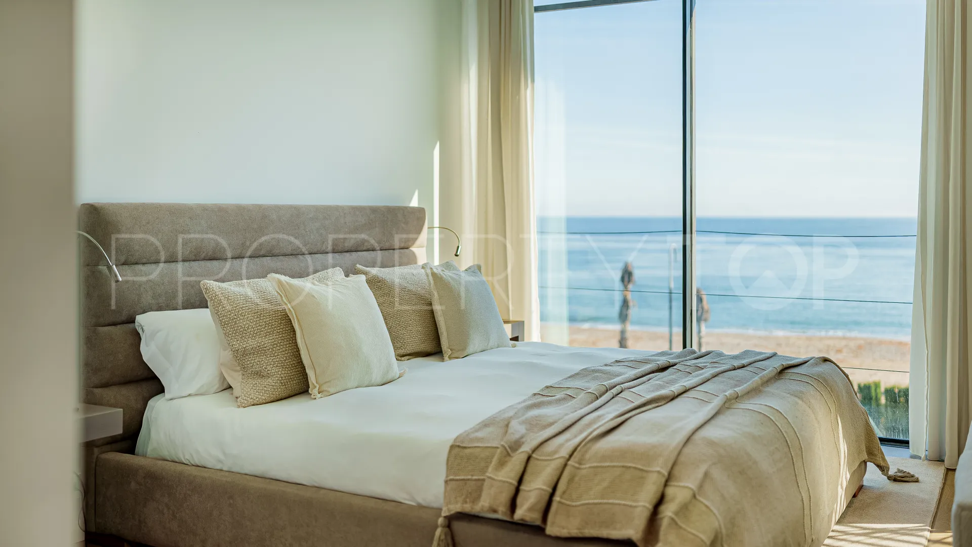 Villa en venta con 5 dormitorios en Estepona Playa
