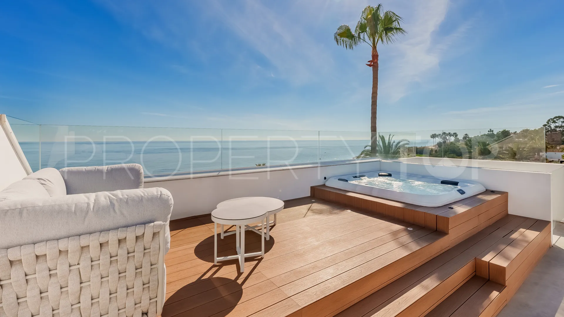 Villa en venta con 5 dormitorios en Estepona Playa