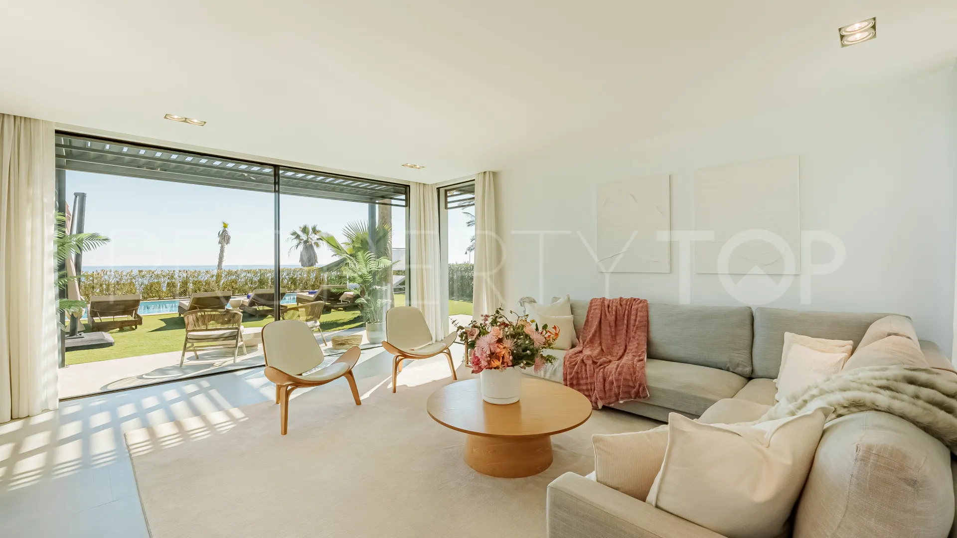 Villa en venta con 5 dormitorios en Estepona Playa