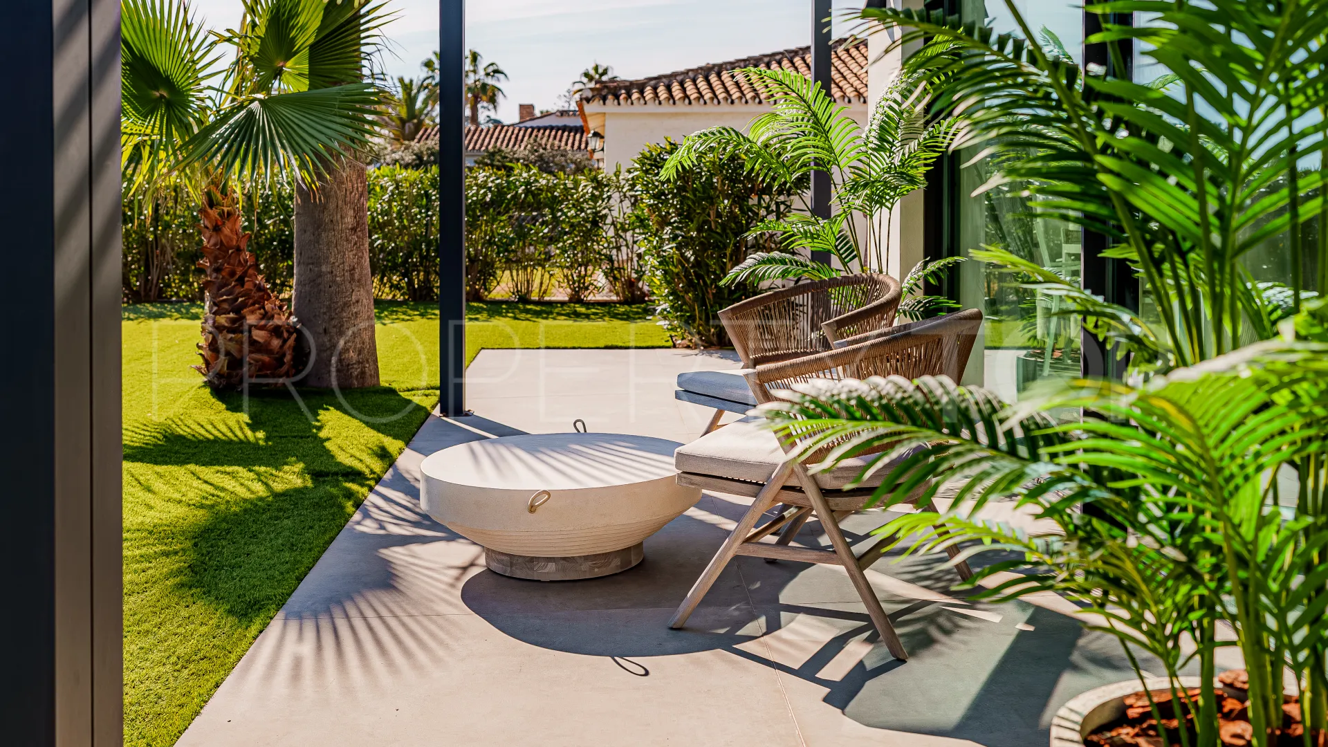 Villa en venta con 5 dormitorios en Estepona Playa