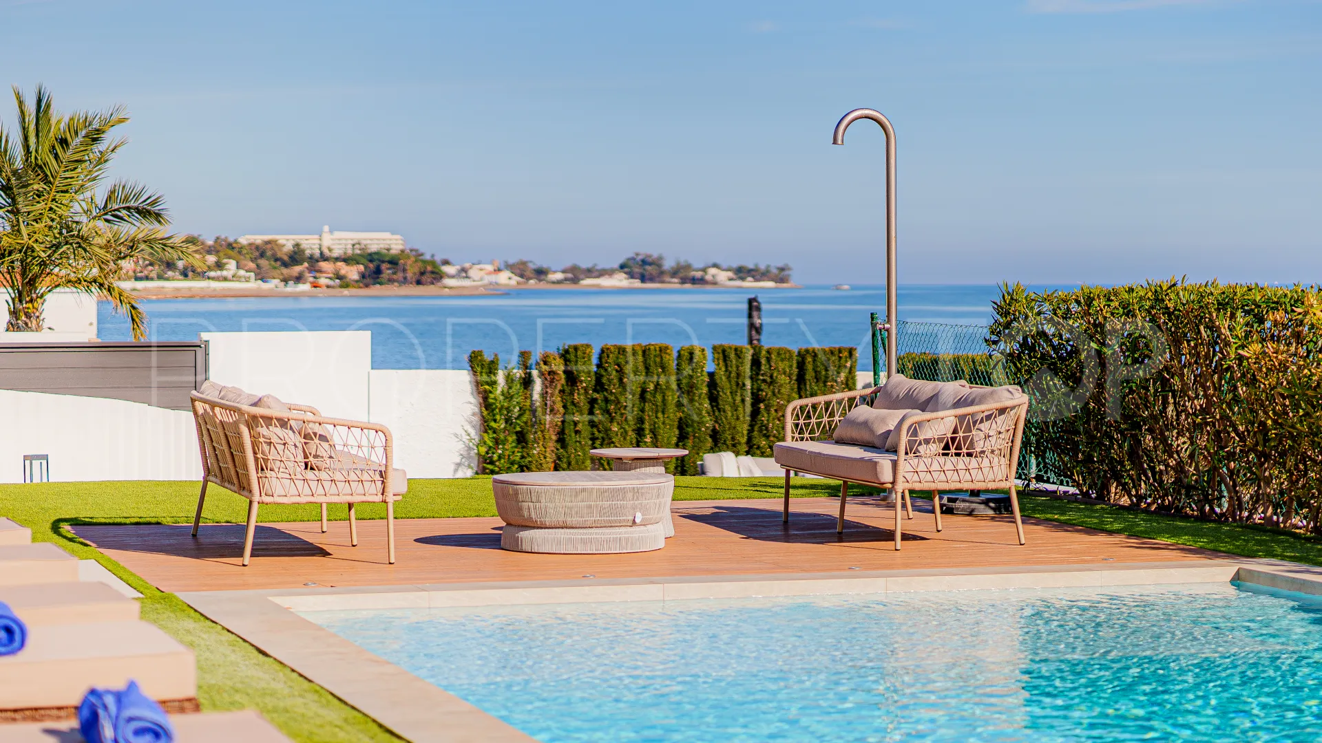 Villa en venta con 5 dormitorios en Estepona Playa