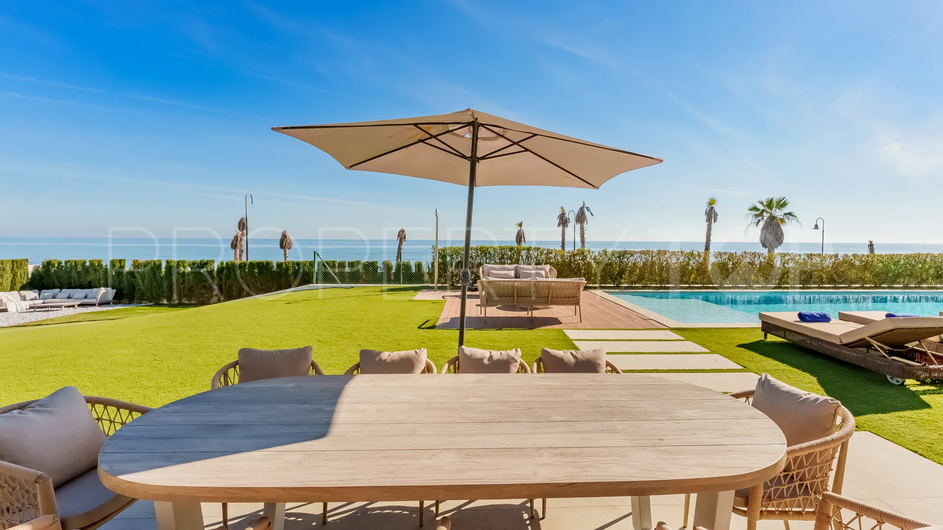 Villa en venta con 5 dormitorios en Estepona Playa