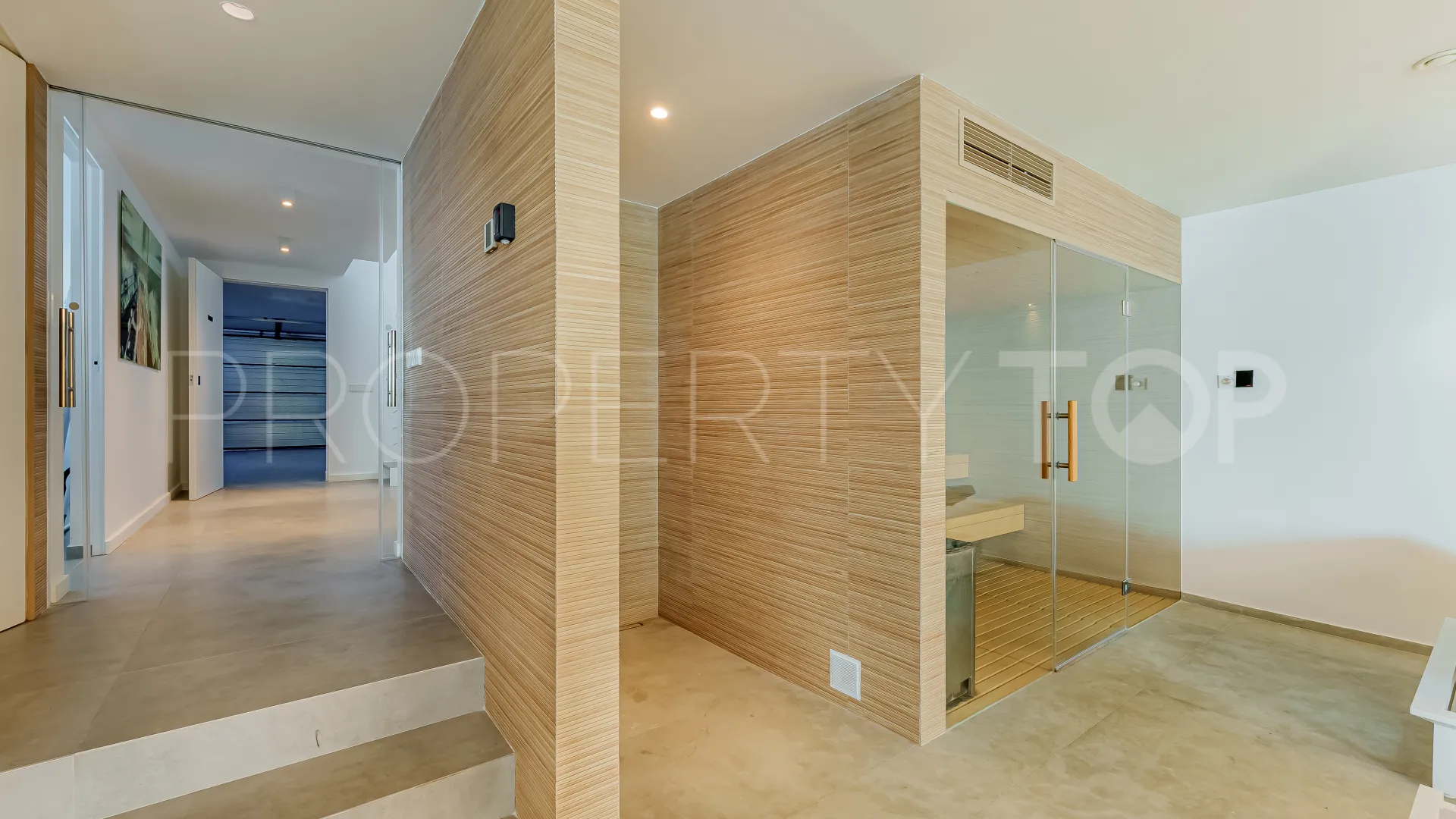 Villa en venta con 5 dormitorios en Estepona Playa
