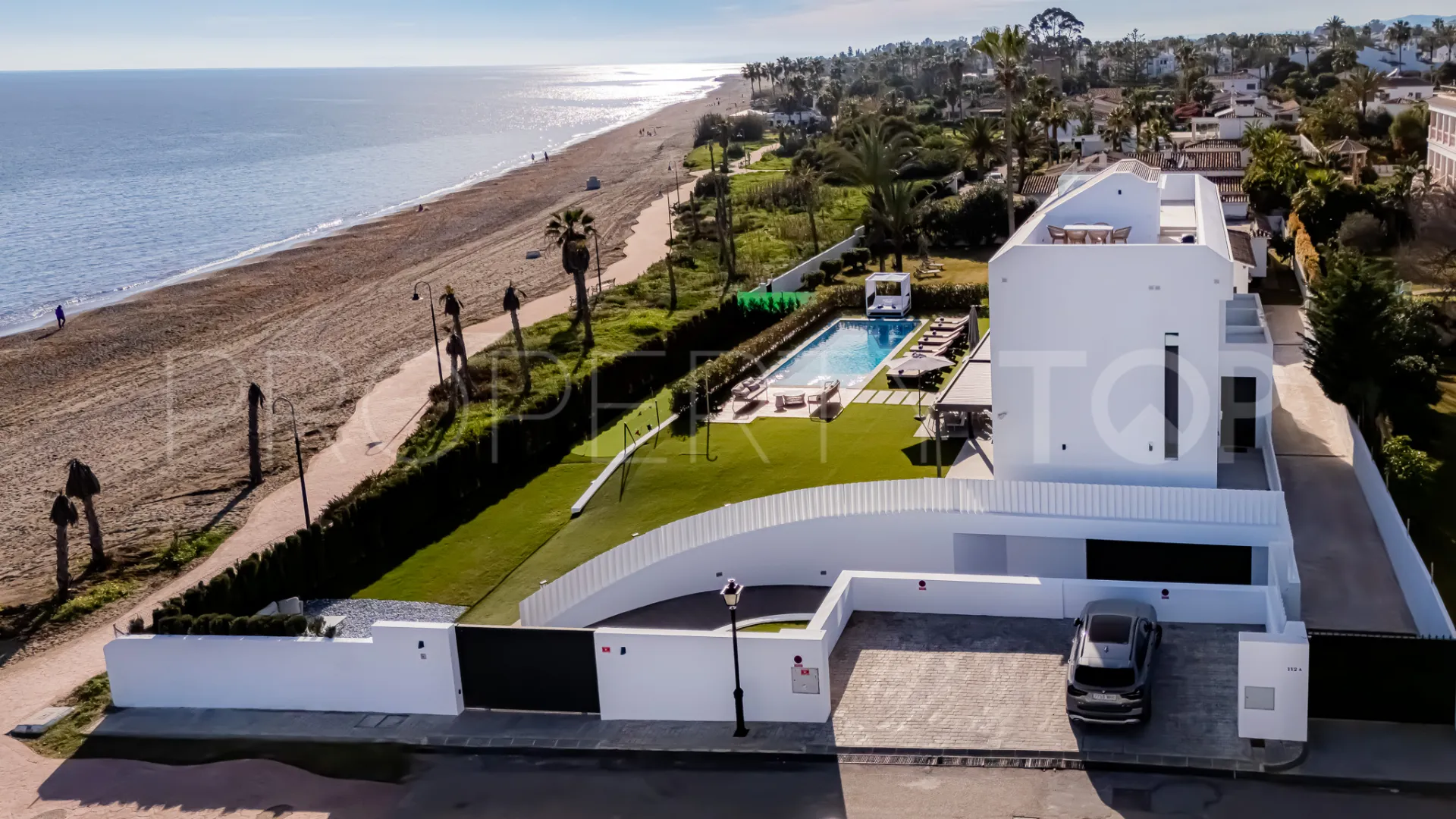 Villa en venta con 5 dormitorios en Estepona Playa