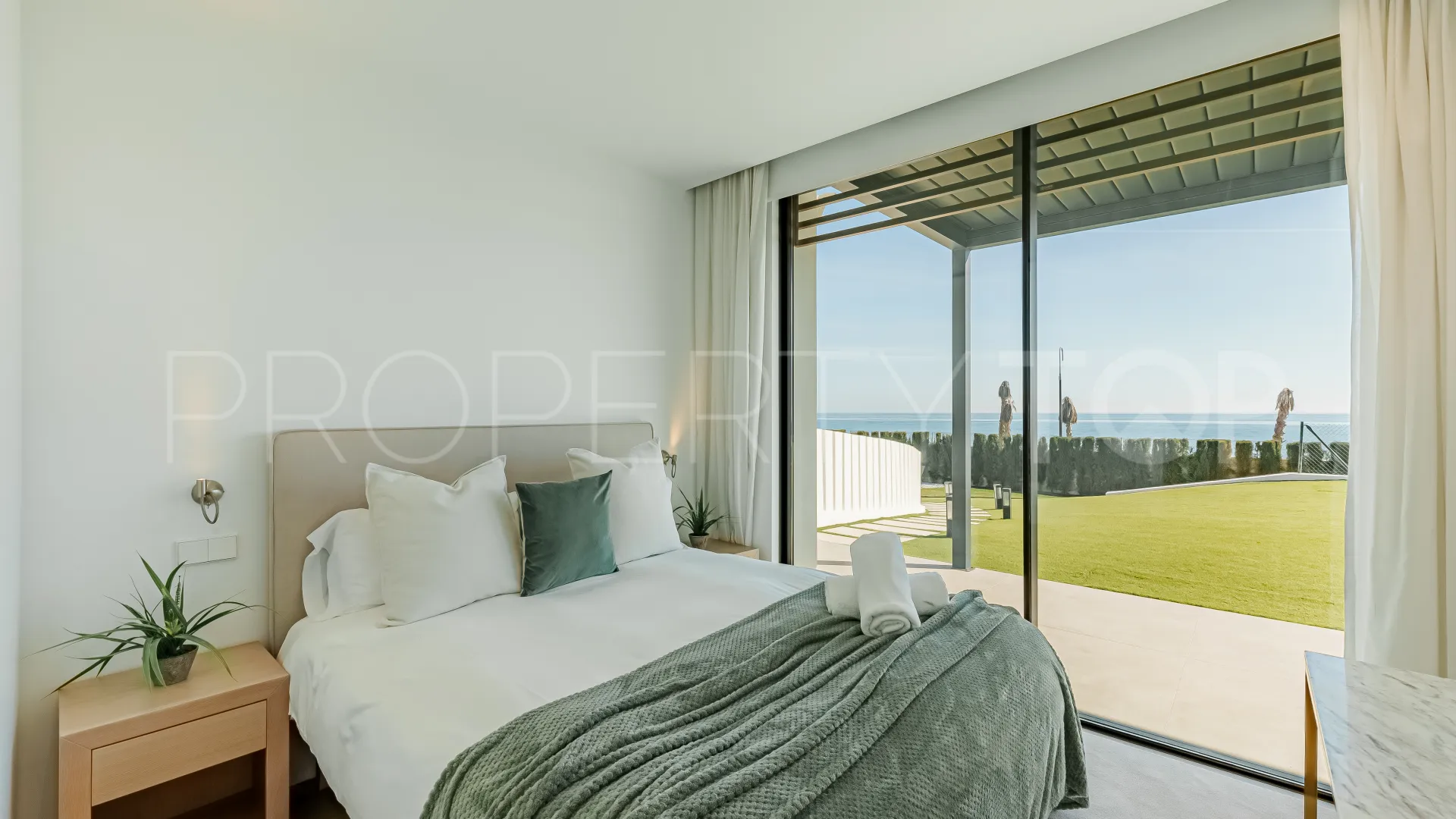 Villa en venta con 5 dormitorios en Estepona Playa