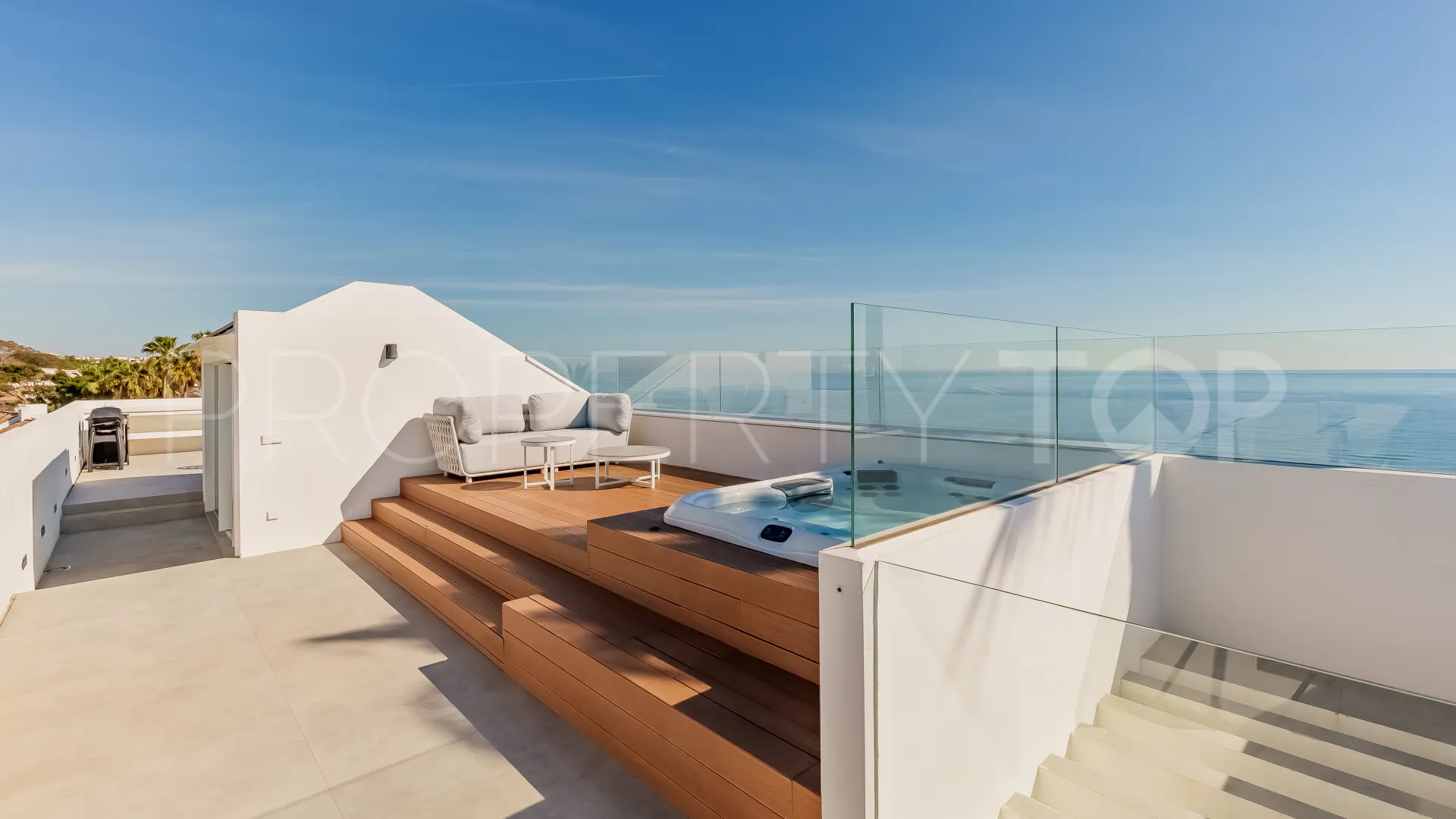 Villa en venta con 5 dormitorios en Estepona Playa
