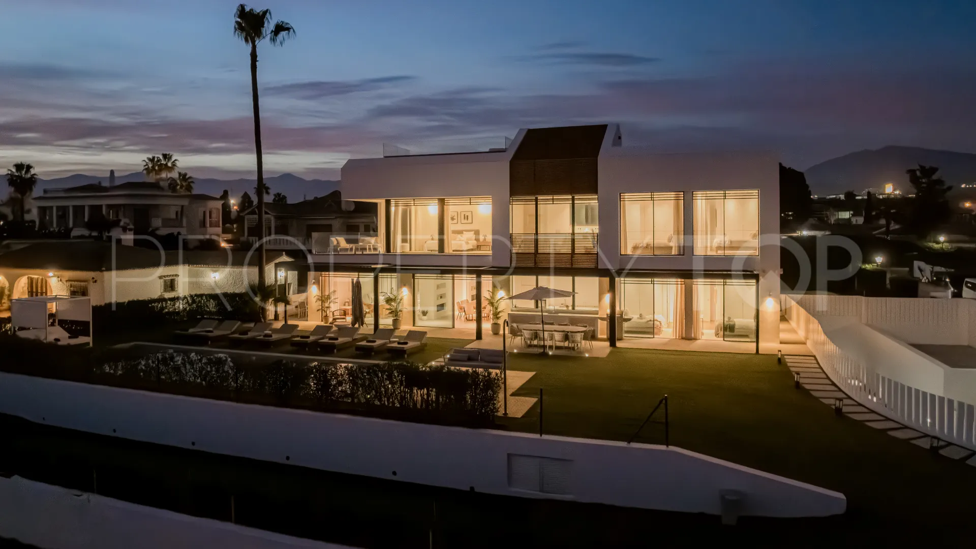 Villa en venta con 5 dormitorios en Estepona Playa