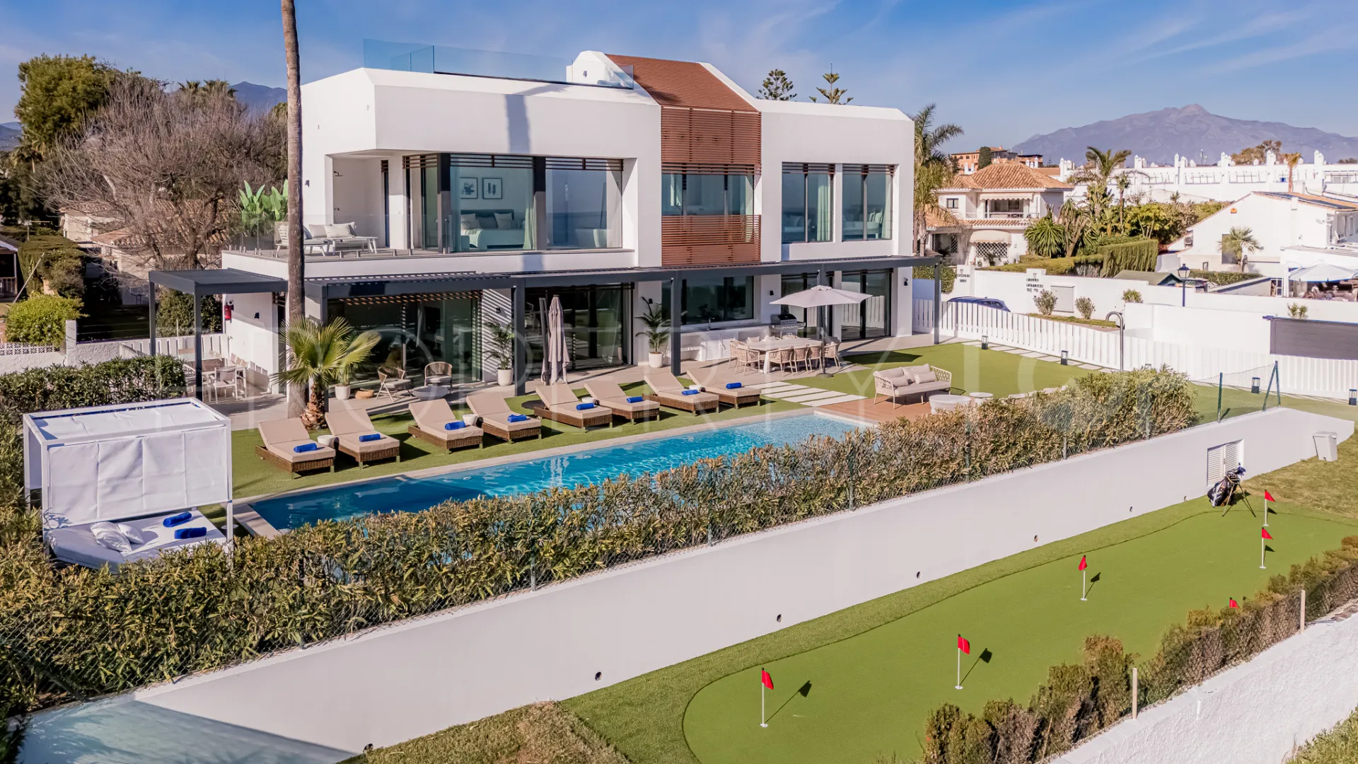 Villa en venta con 5 dormitorios en Estepona Playa