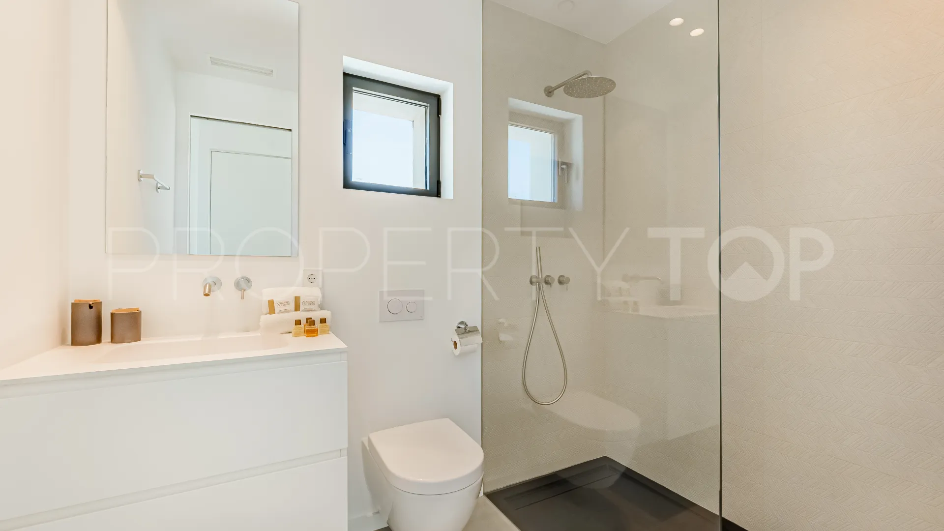 Villa en venta con 5 dormitorios en Estepona Playa