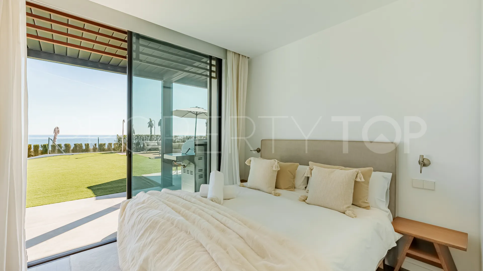Villa en venta con 5 dormitorios en Estepona Playa
