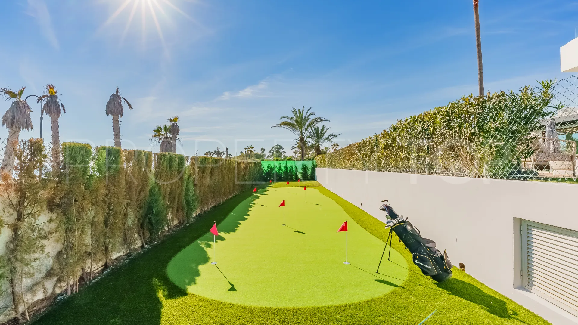 Villa en venta con 5 dormitorios en Estepona Playa