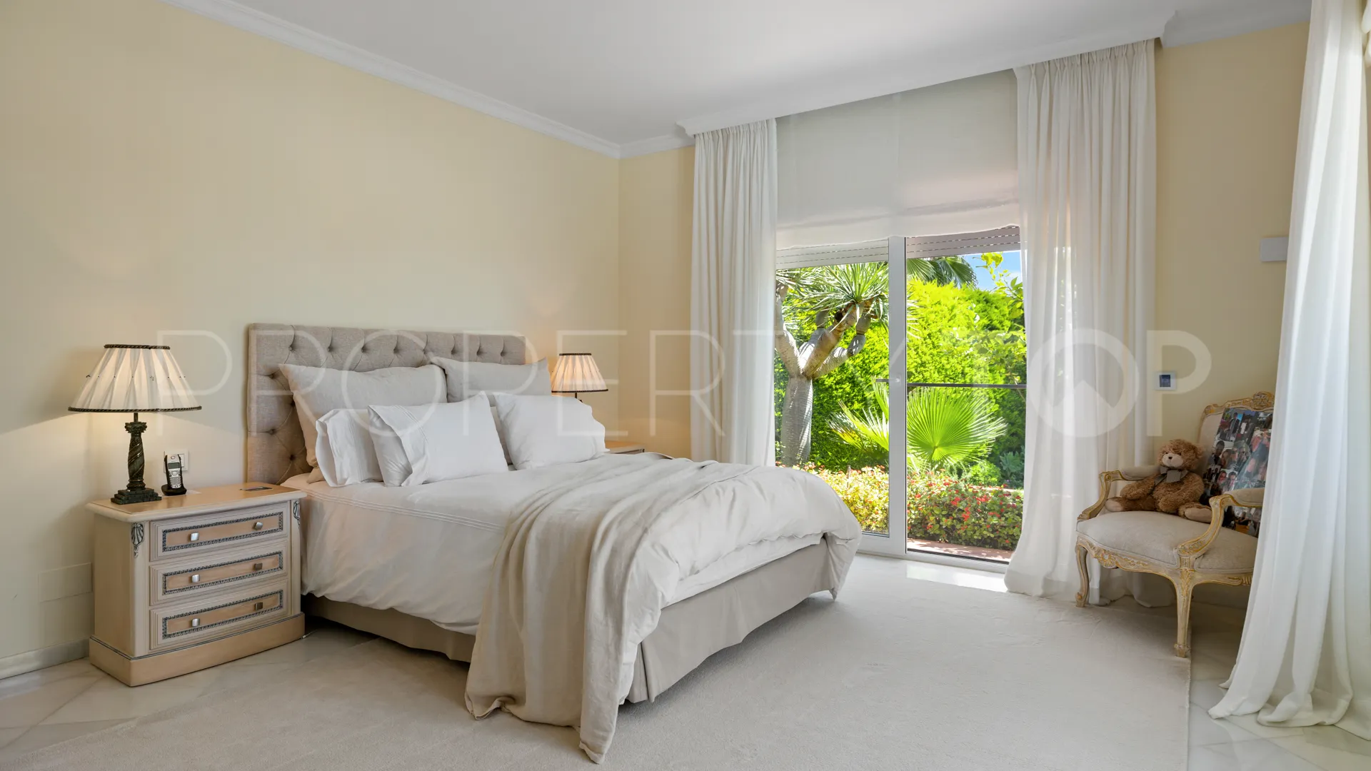 For sale Nueva Andalucia 6 bedrooms villa
