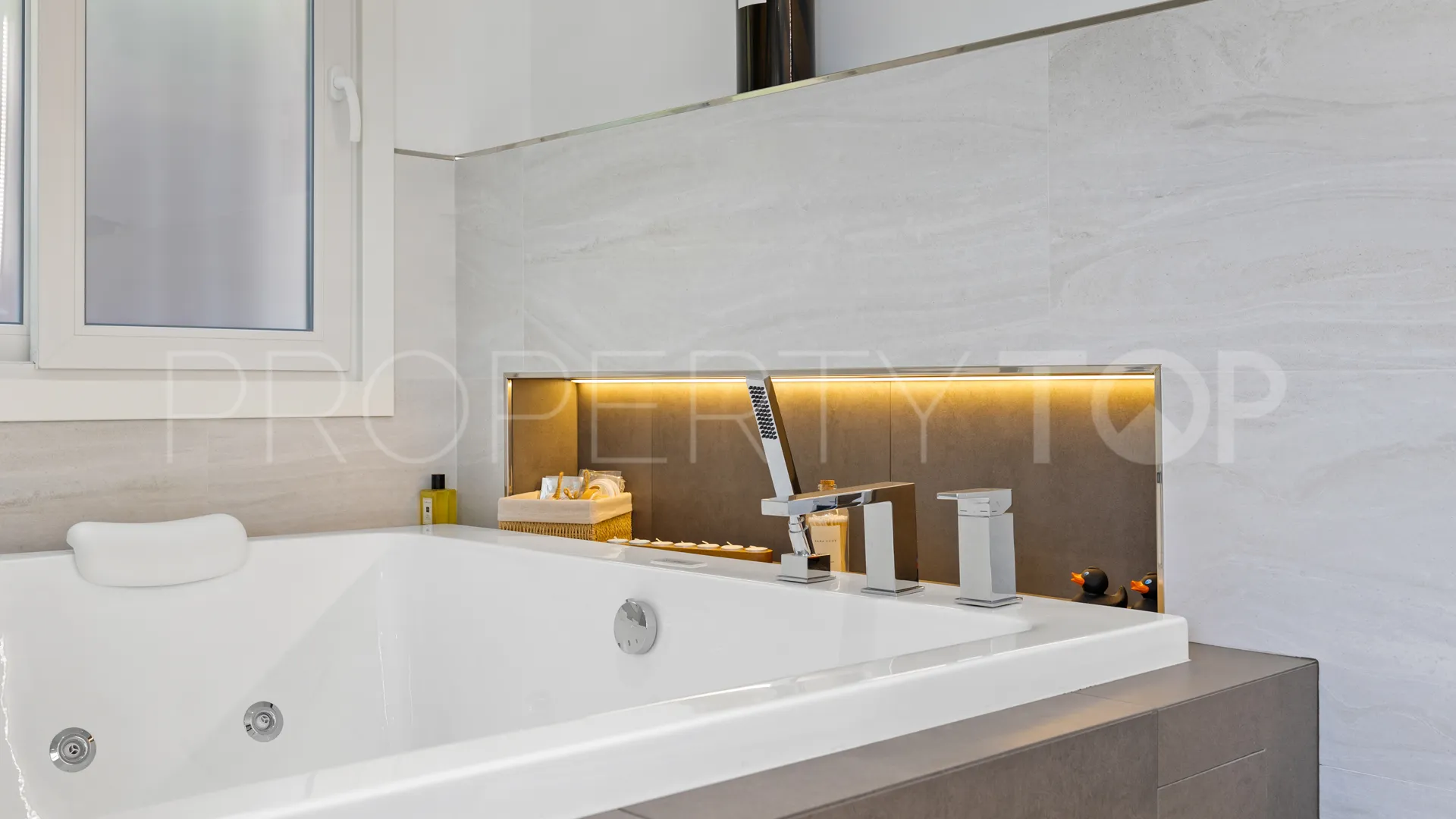 For sale Nueva Andalucia 6 bedrooms villa