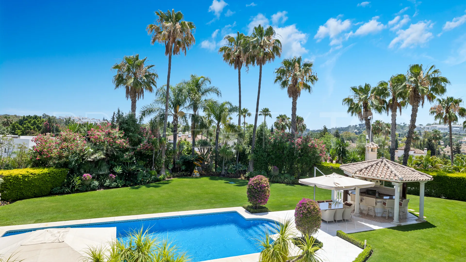 For sale Nueva Andalucia 6 bedrooms villa