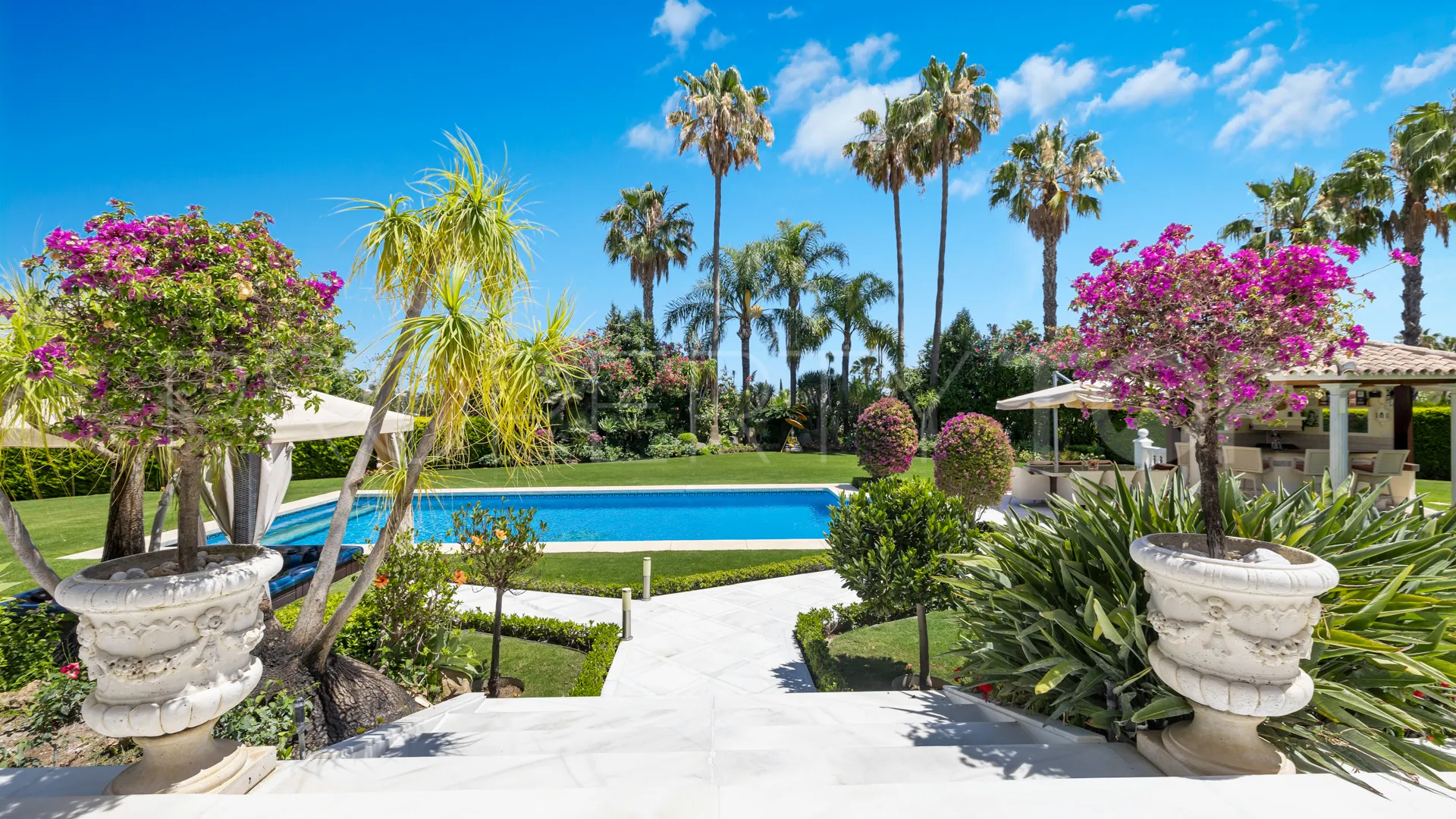 For sale Nueva Andalucia 6 bedrooms villa